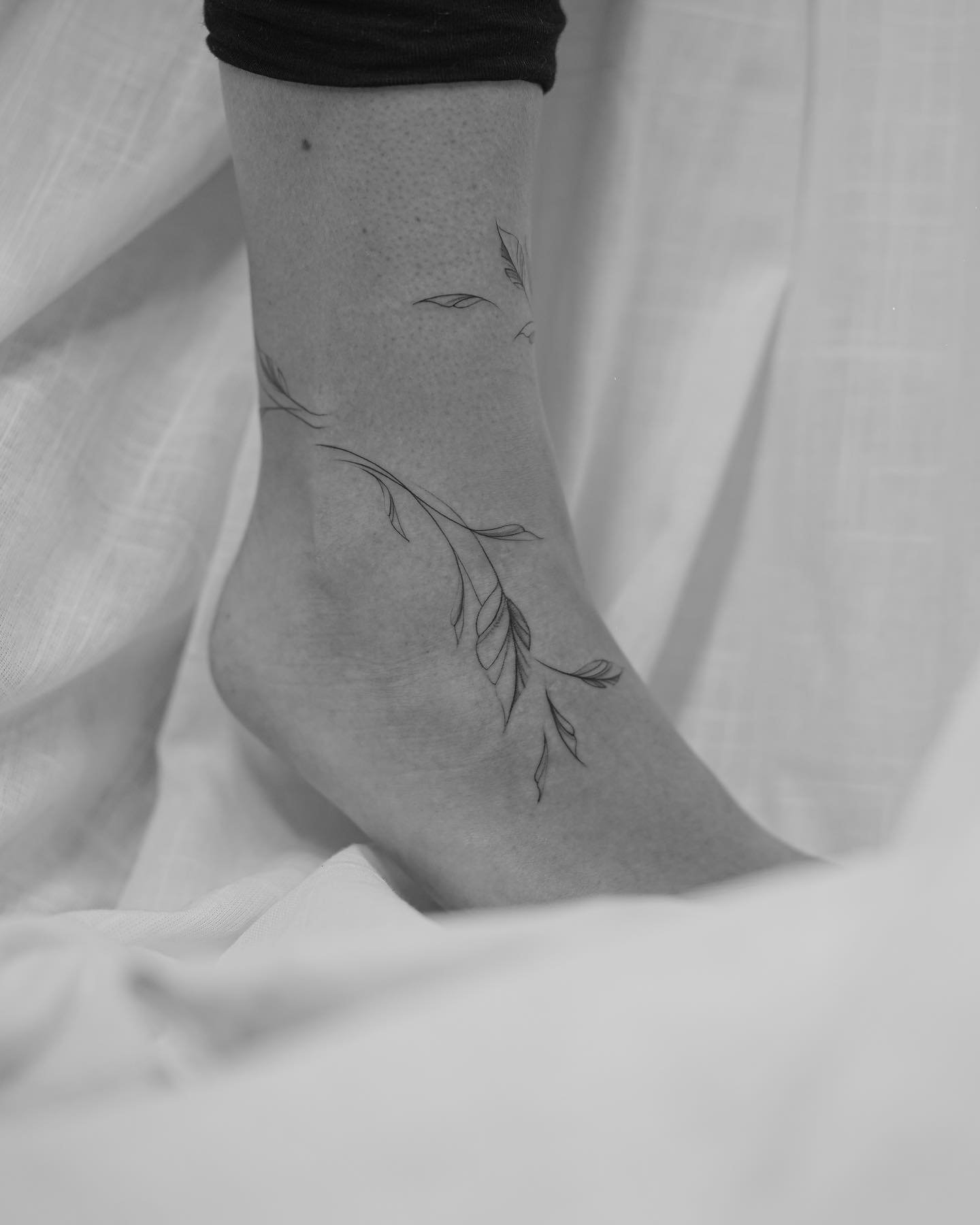 Tatuaje de rama en tobillo, línea fina Sinkply Madrid