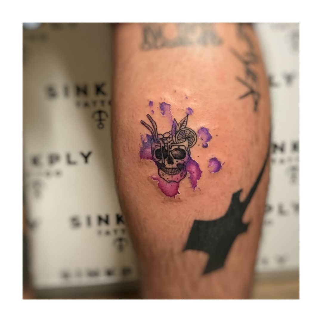 Tatuaje de rosa en antebrazo, línea fina Sinkply Madrid