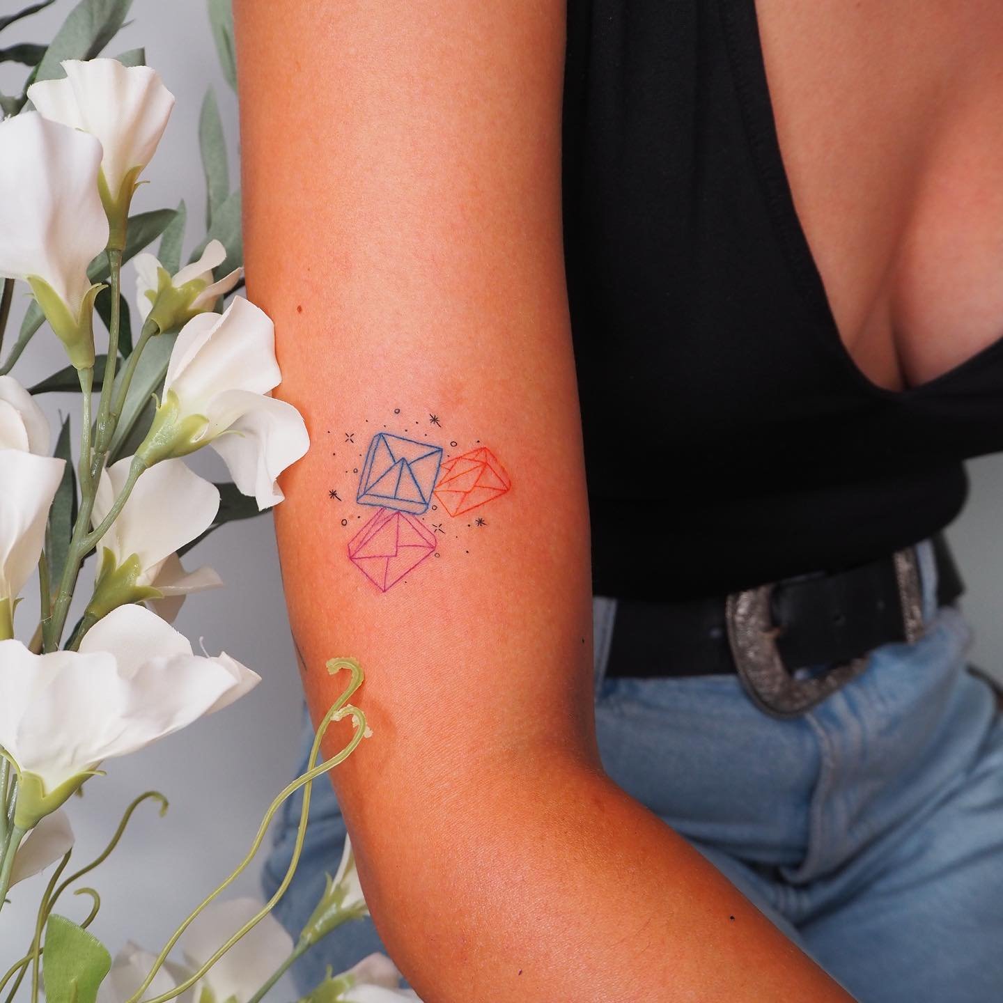 Tatuaje de rosa en antebrazo, línea fina Sinkply Madrid