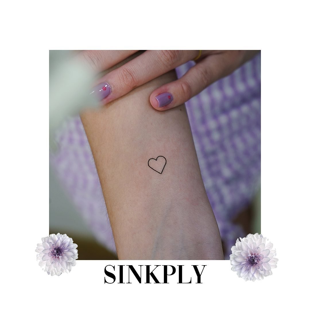 Tatuaje de rosa en antebrazo, línea fina Sinkply Madrid