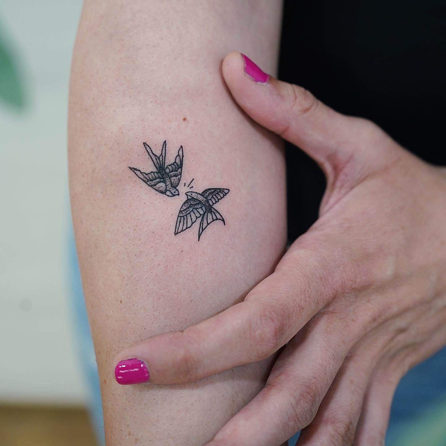 Tatuaje de rosa en antebrazo, línea fina Sinkply Madrid