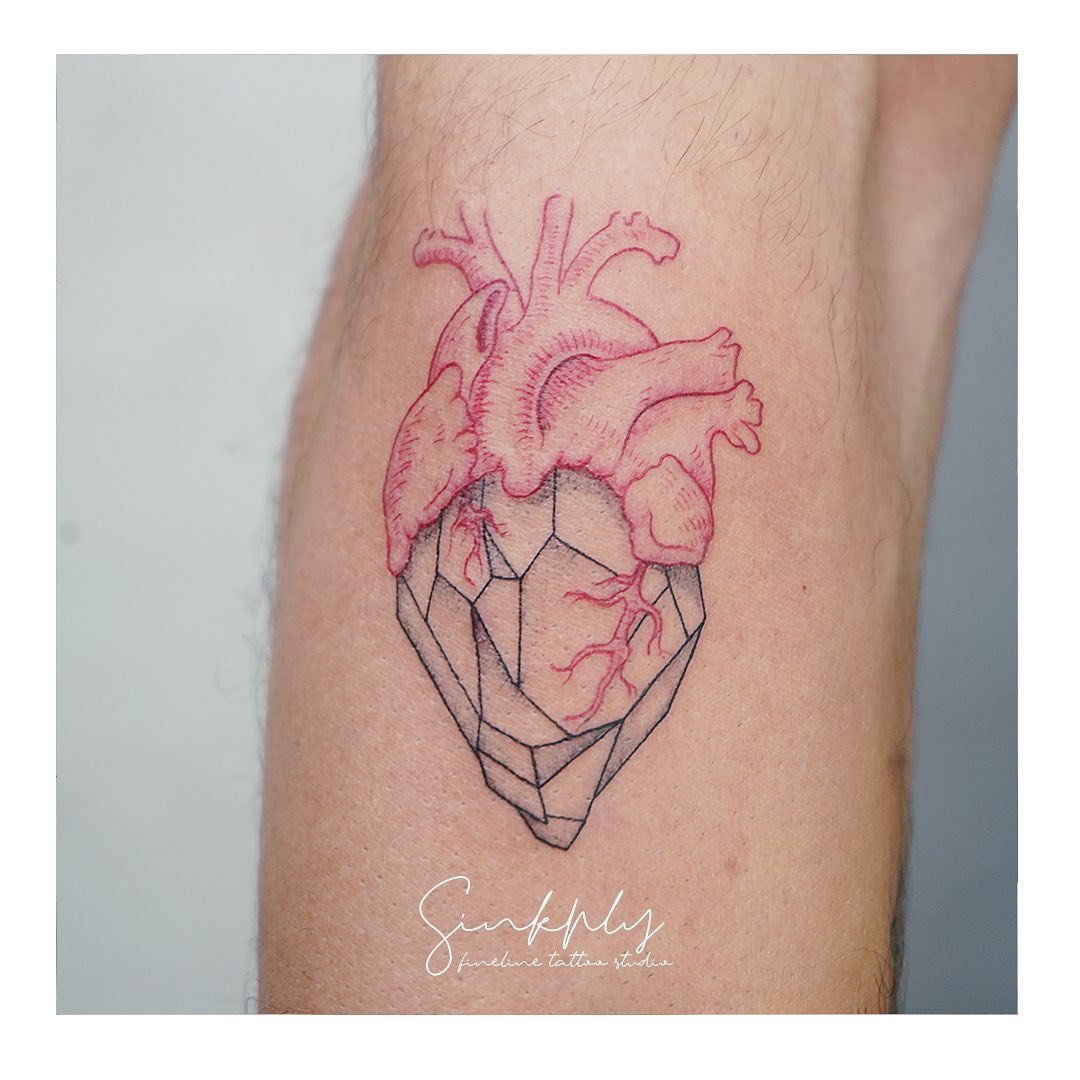 Tatuaje de rosa en antebrazo, línea fina Sinkply Madrid