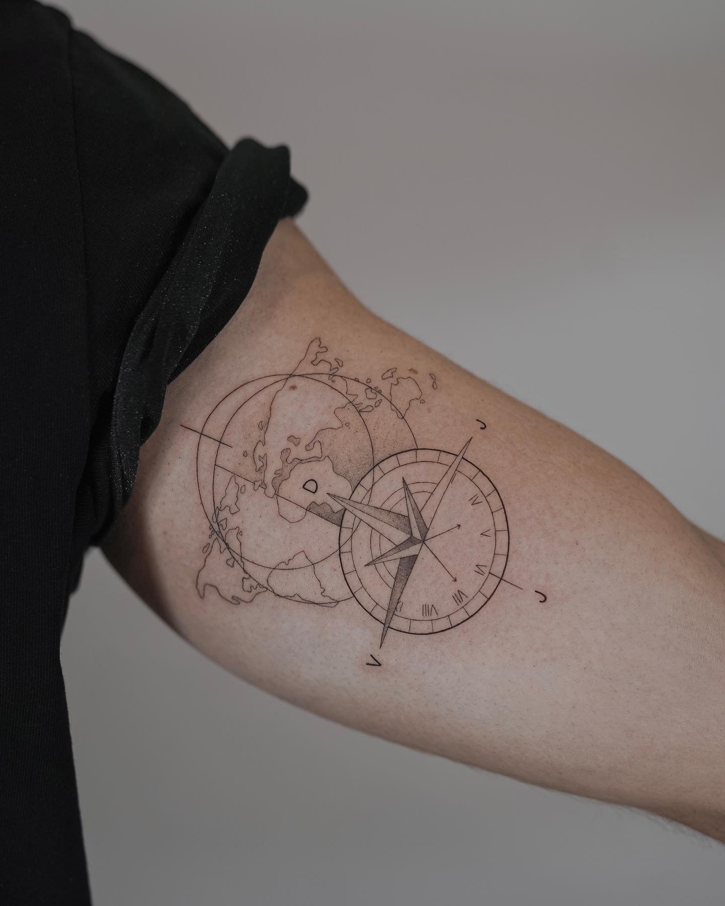 Tatuaje de rosa en antebrazo, línea fina Sinkply Madrid