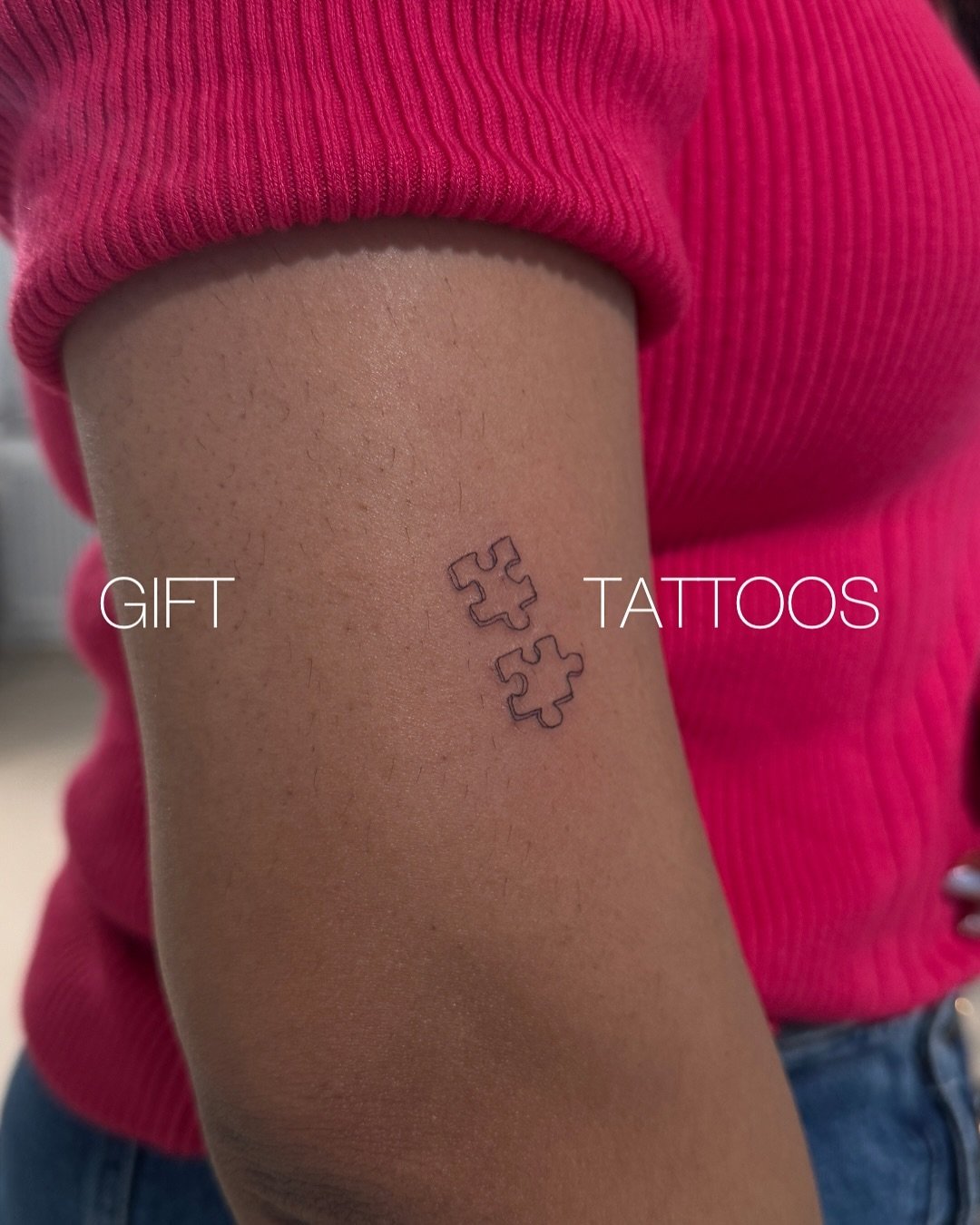 Tatuaje de rosa en antebrazo, línea fina Sinkply Madrid