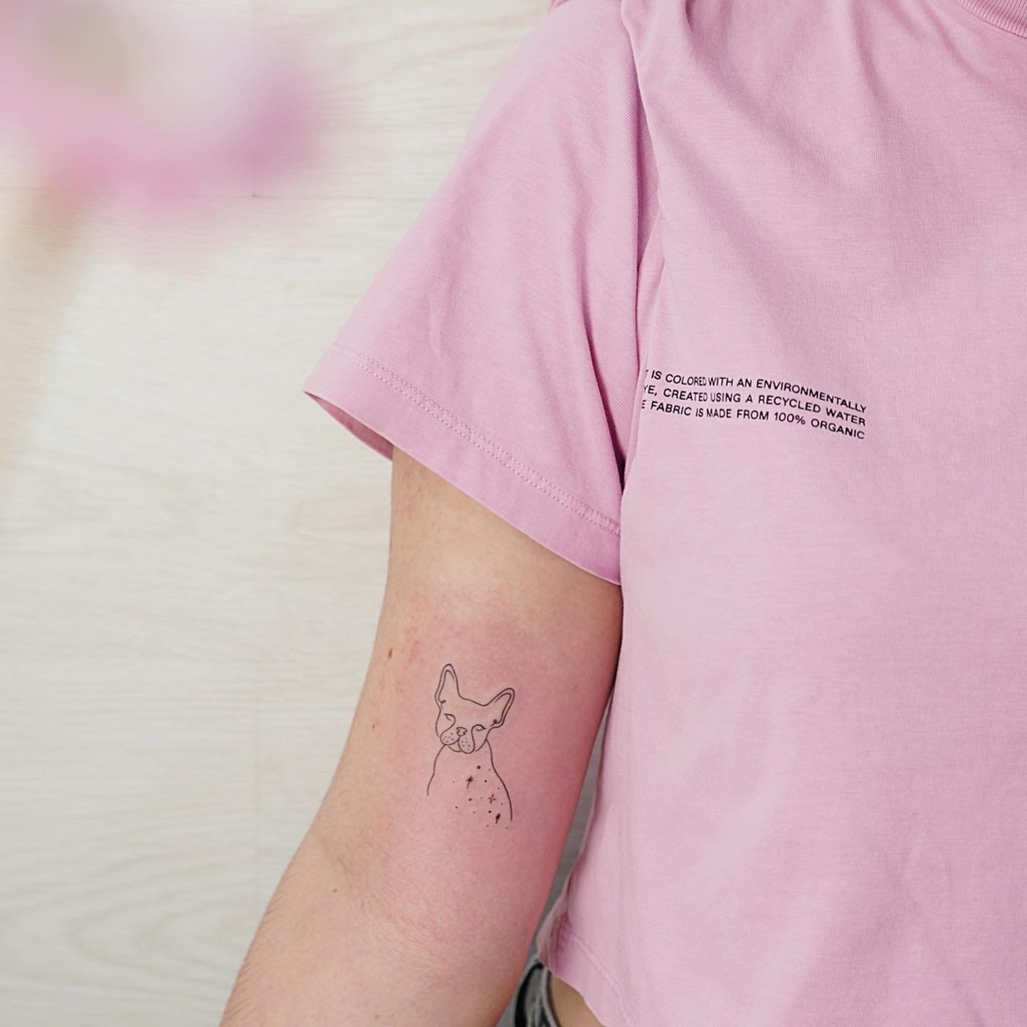 Tatuaje de rosa en brazo, línea fina Sinkply Madrid