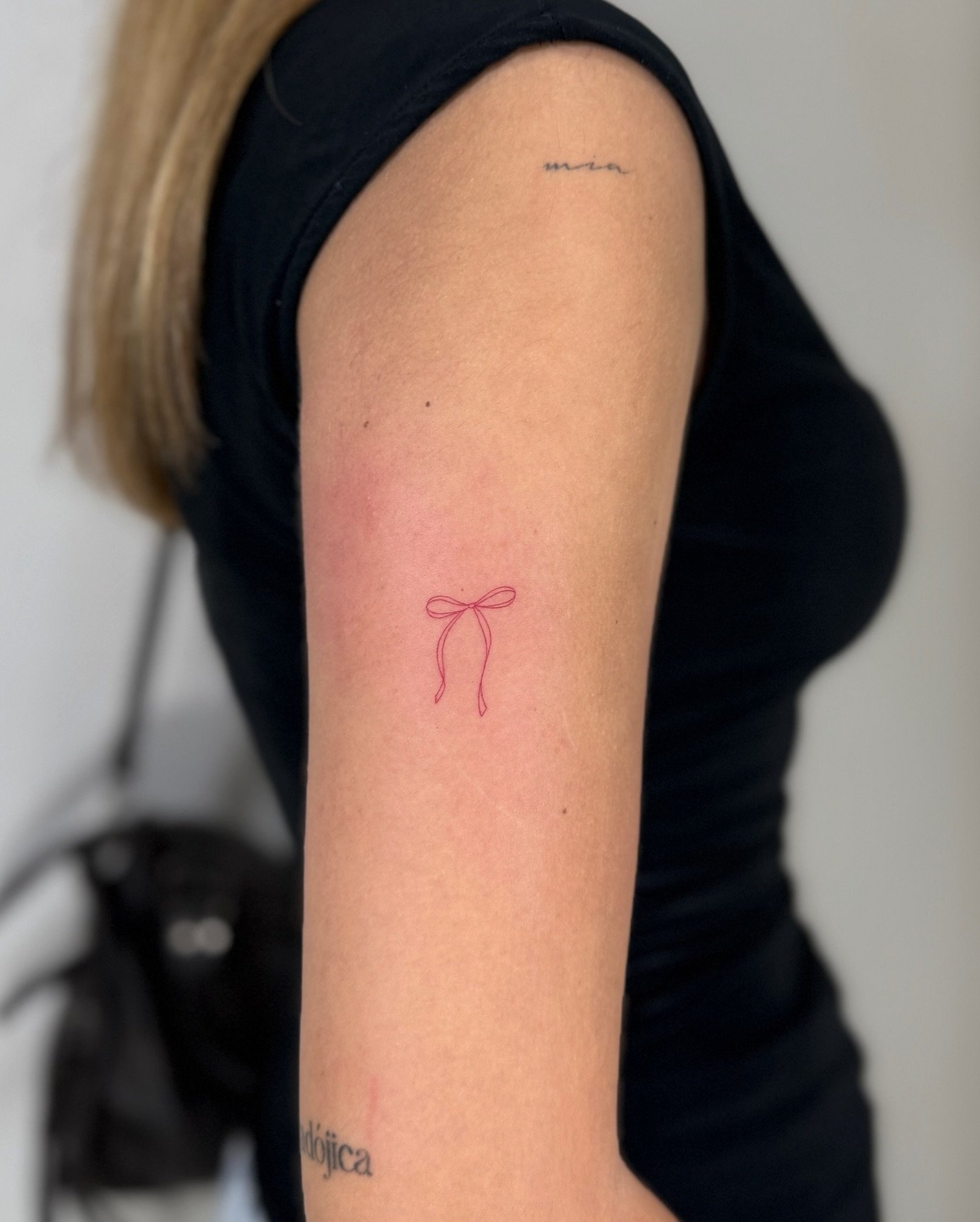 Tatuaje de rosa en brazo, línea fina Sinkply Madrid