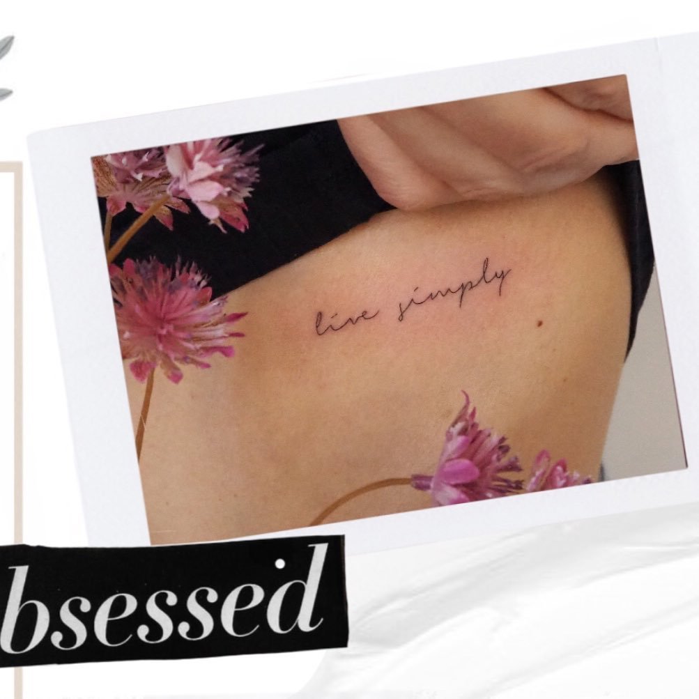 Tatuaje de rosa en costilla, línea fina Sinkply Madrid