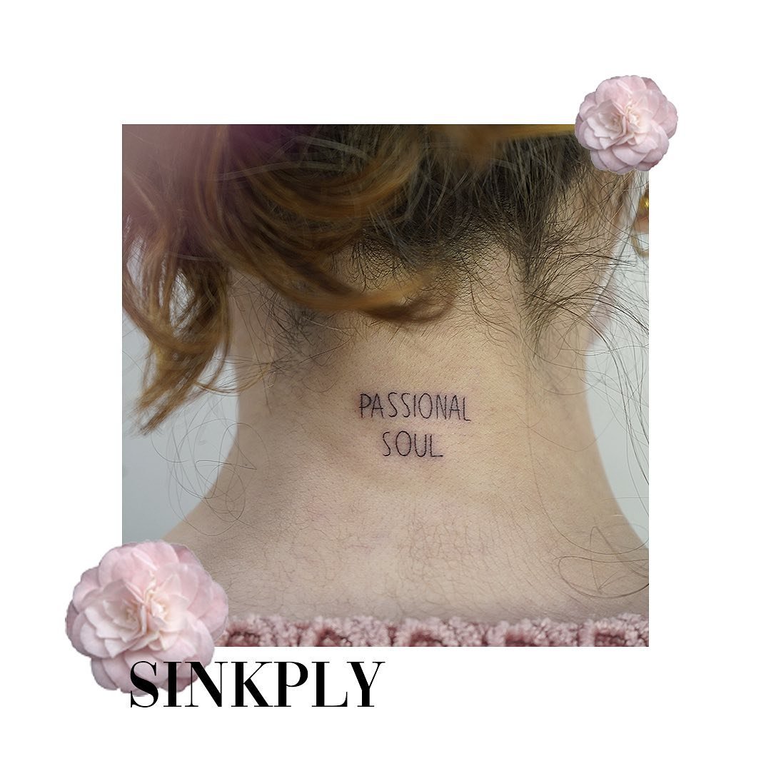 Tatuaje de rosa en espalda, línea fina Sinkply Madrid