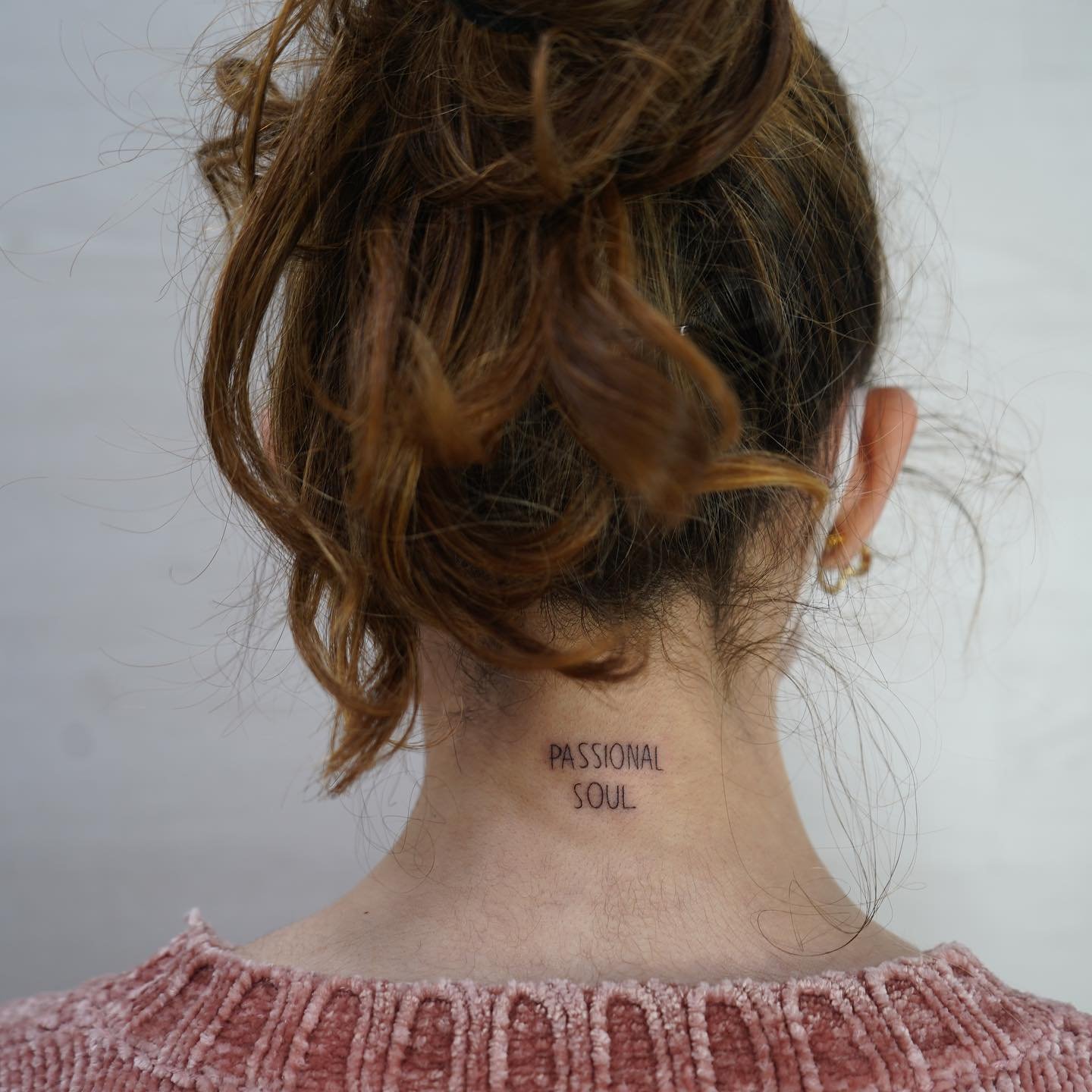 Tatuaje de rosa en espalda, línea fina Sinkply Madrid