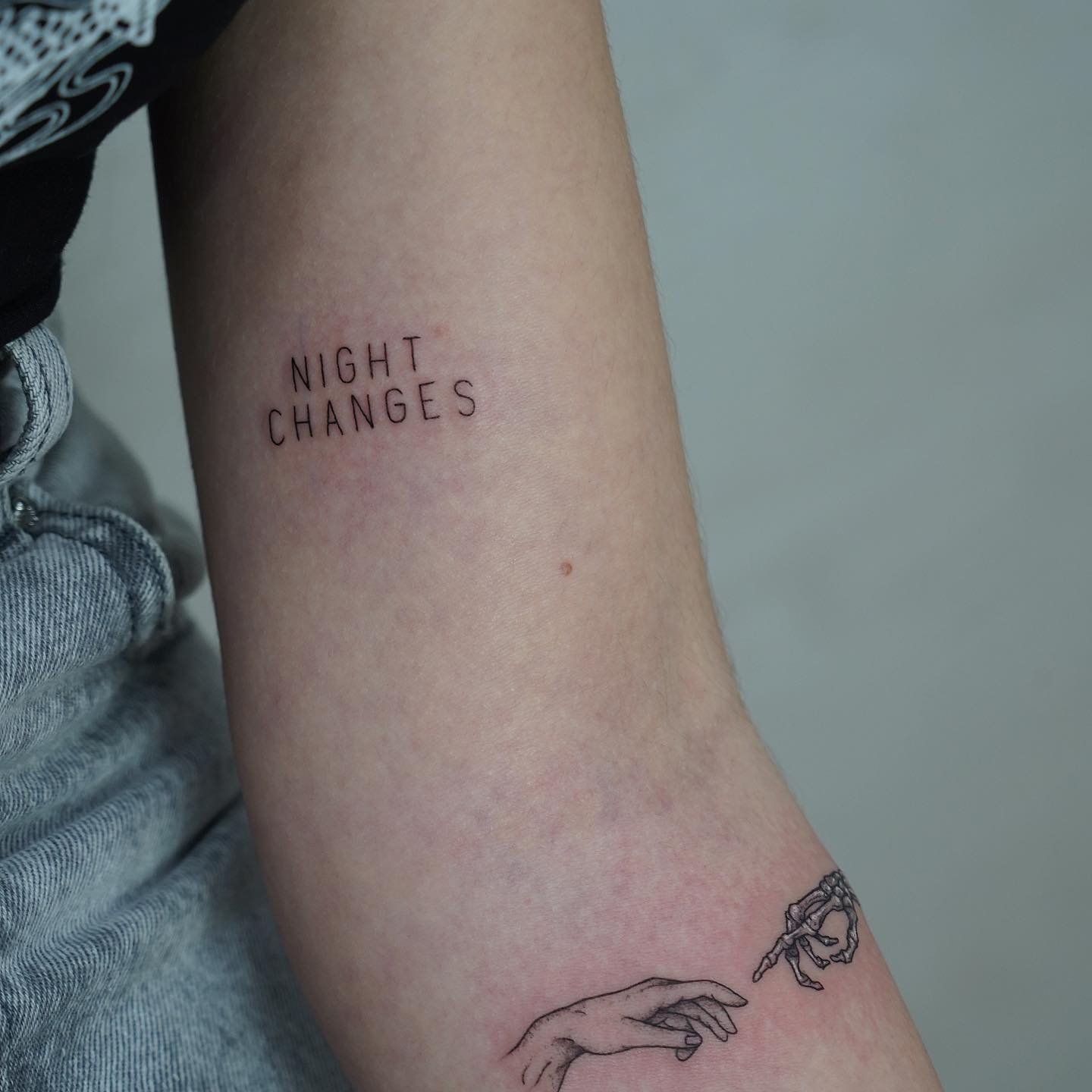 Tatuaje de rosa en mano, línea fina Sinkply Madrid