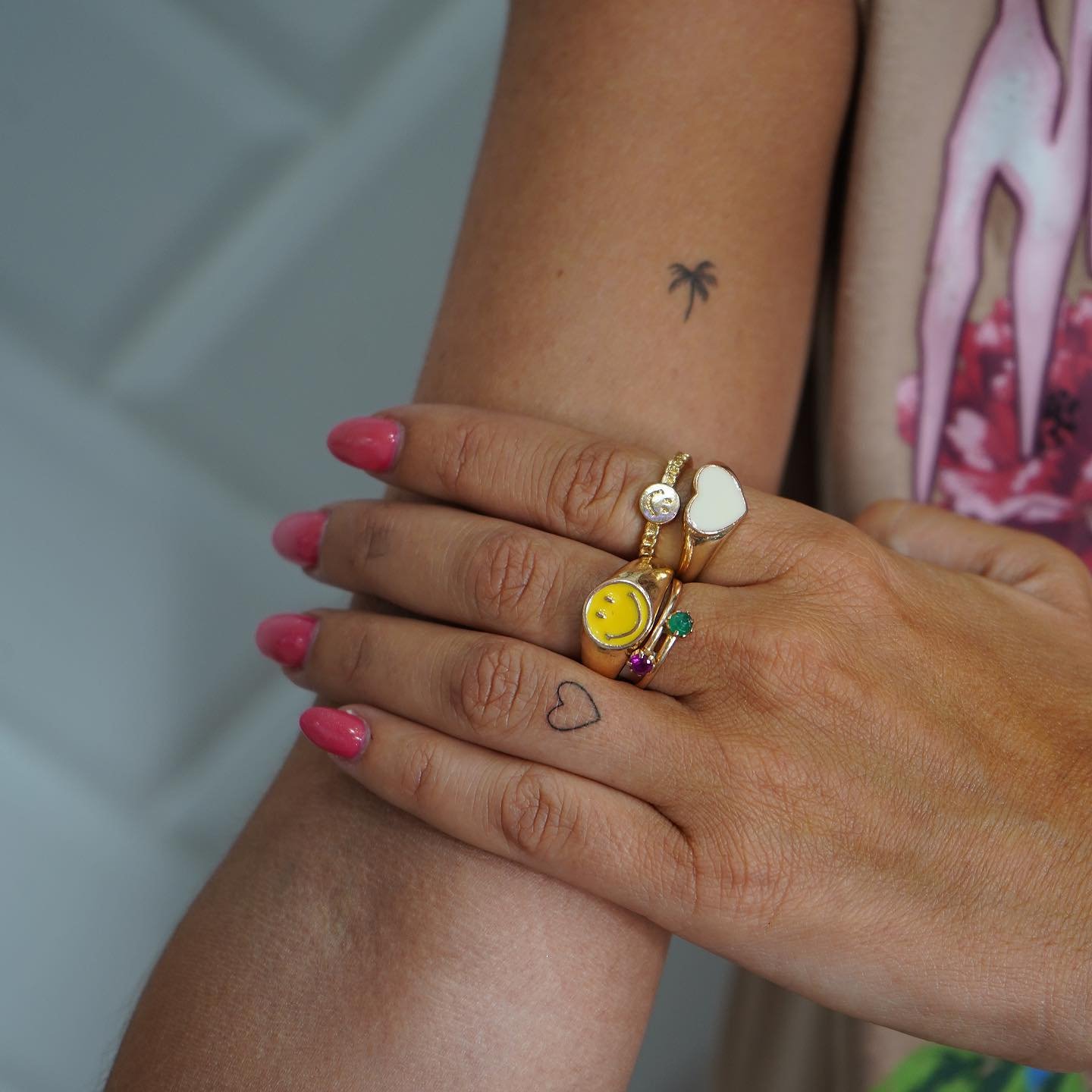 Tatuaje de rosa en mano, línea fina Sinkply Madrid