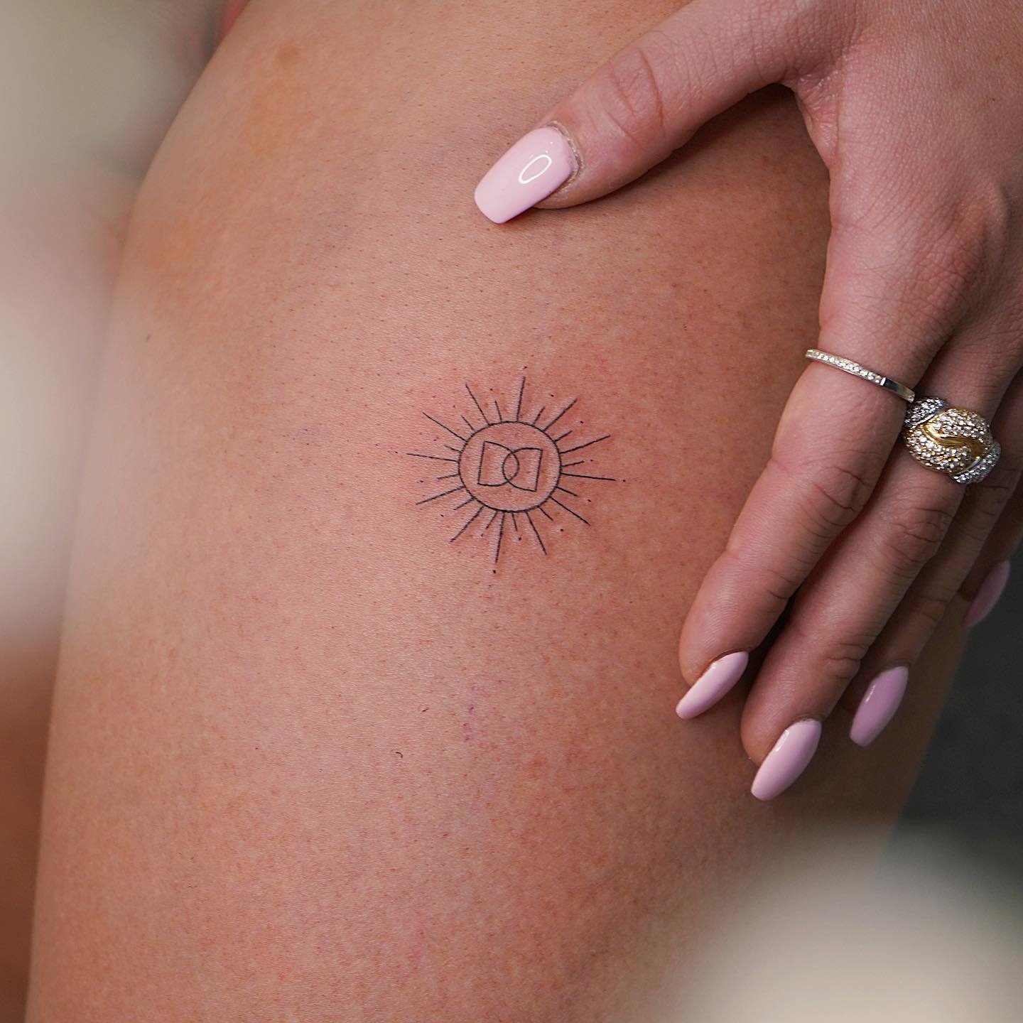Tatuaje de rosa en muslo, línea fina Sinkply Madrid