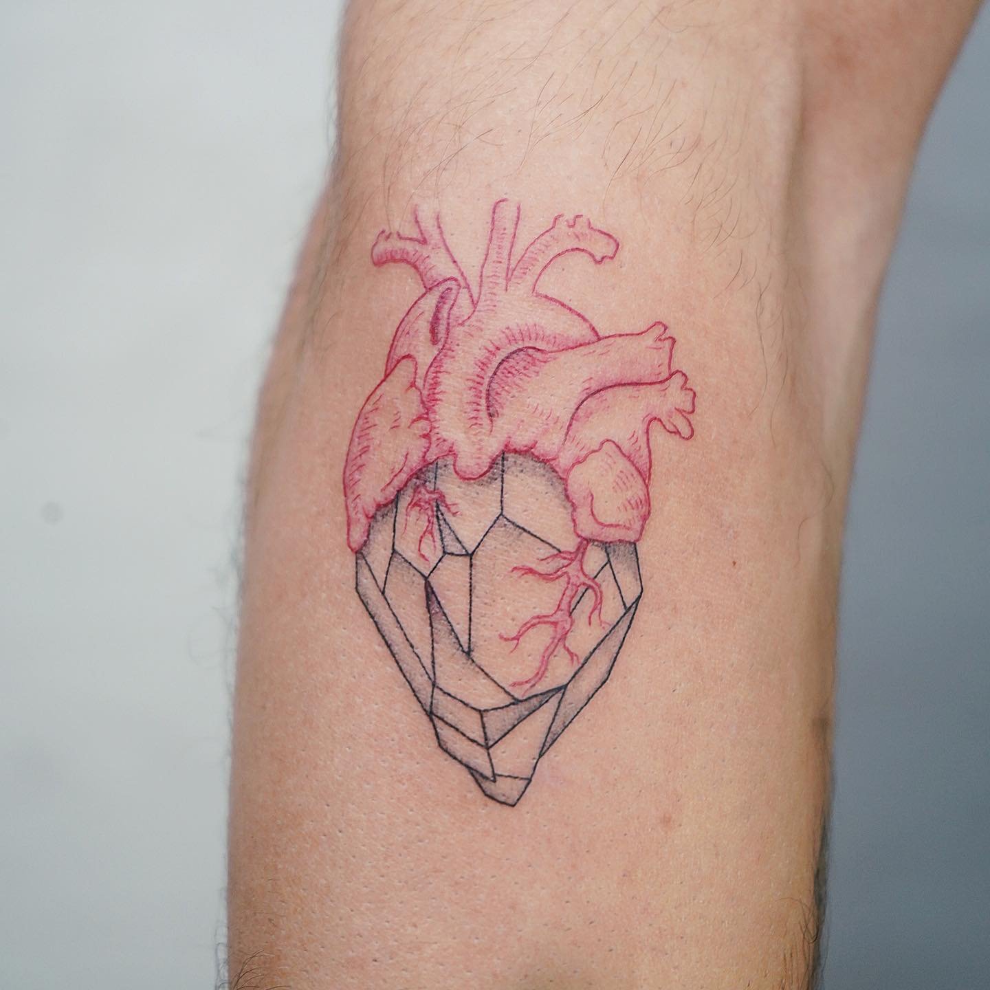 Tatuaje de rosa en pierna, línea fina Sinkply Madrid