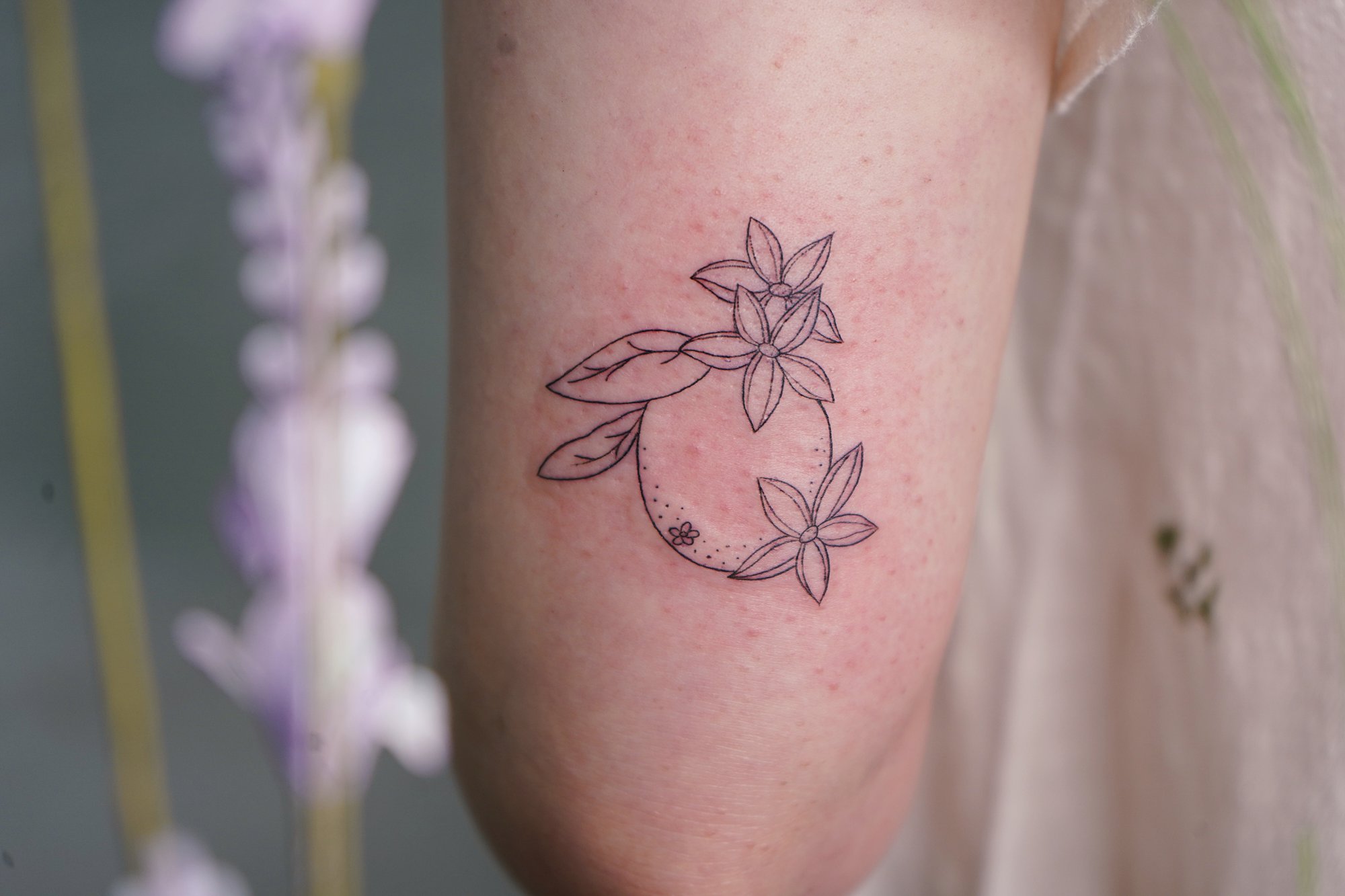 Tatuaje de arbol flores en zona desconocida, línea fina