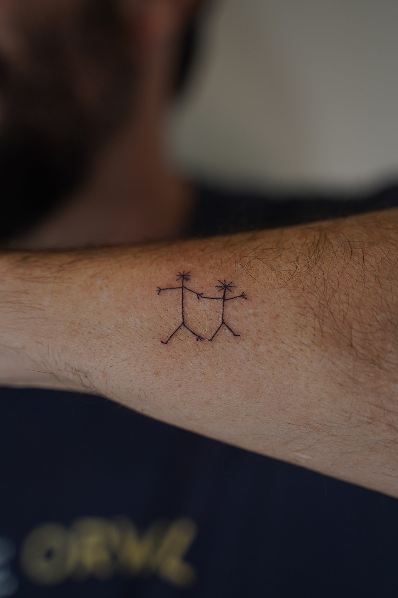 Tatuaje de clavel en columna, línea fina
