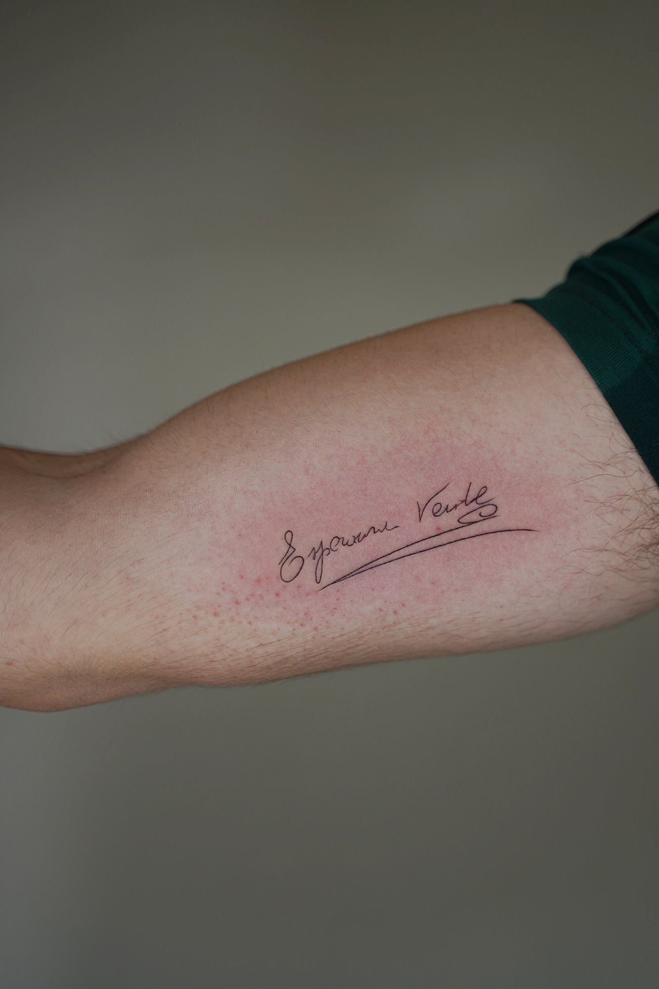 Tatuaje de composicion floral en zona desconocida, línea fina