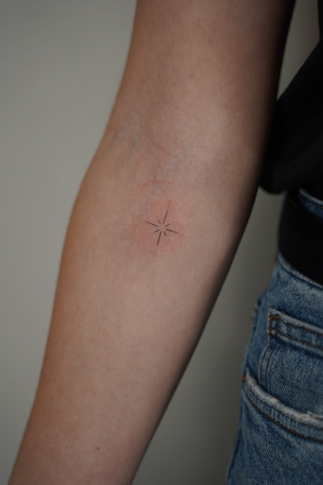 Tatuaje de corazon margarita en zona desconocida, línea fina