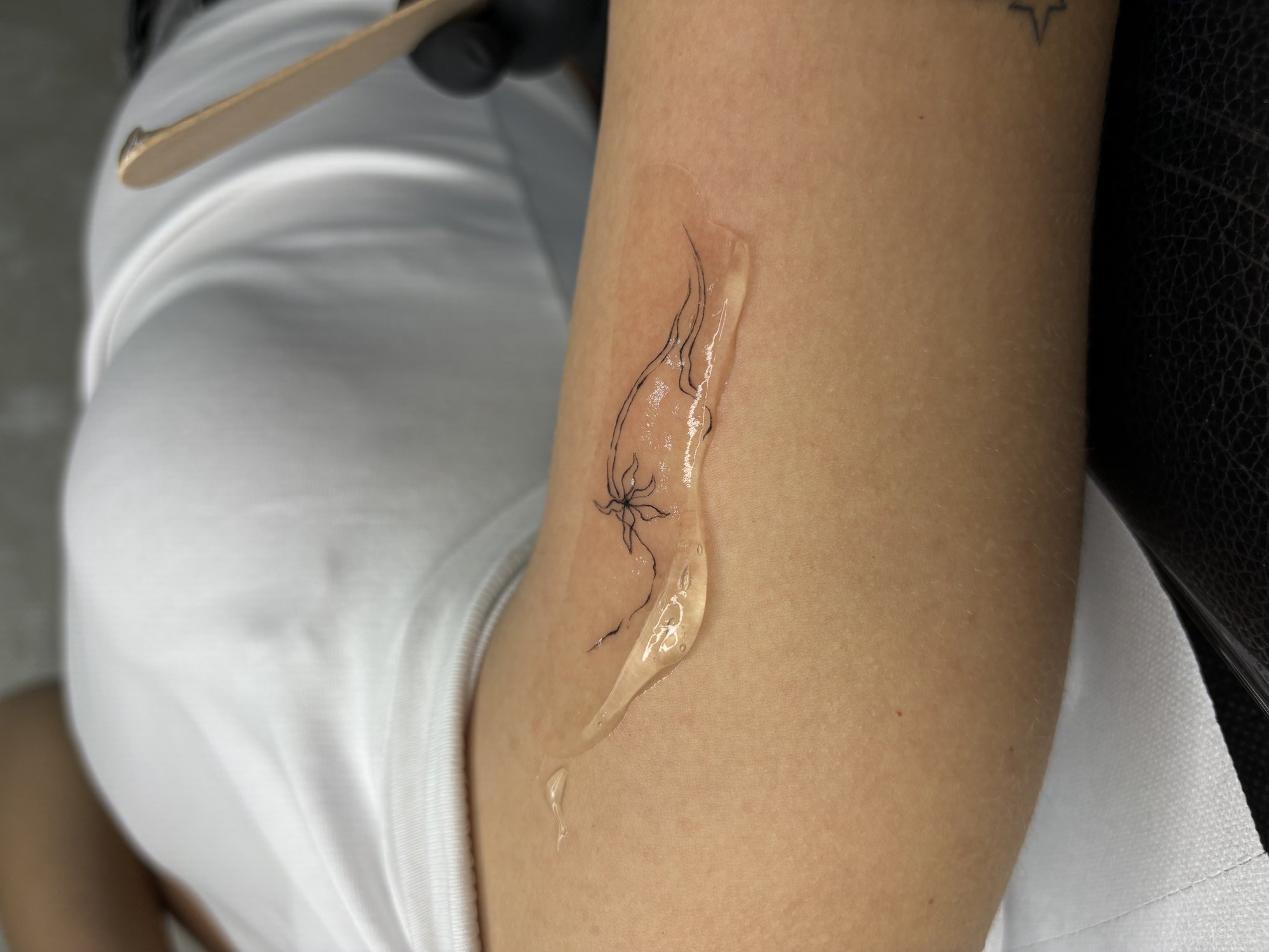 Tatuaje de flor abstracto en zona desconocida, línea fina