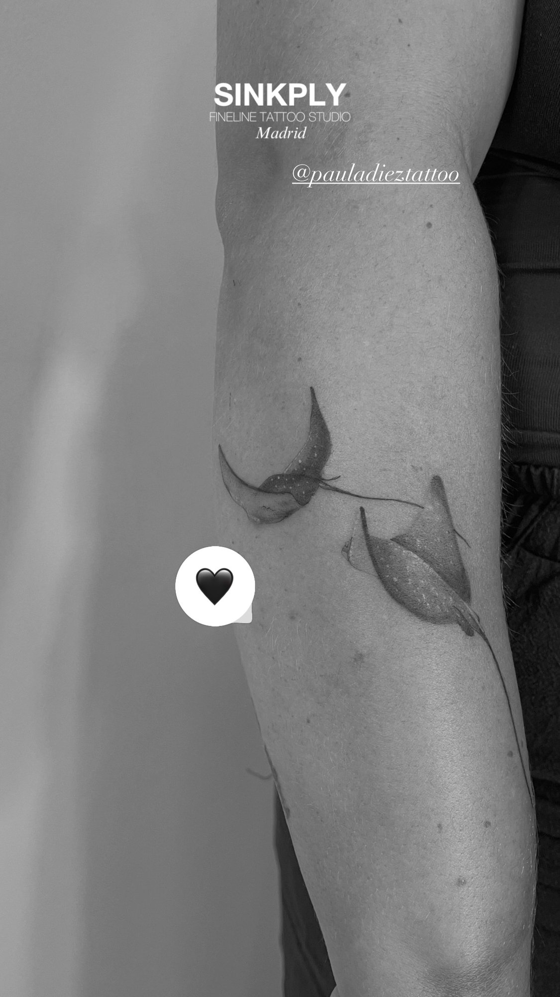 Tatuaje de flor delicada fineline tallo en antebrazo, línea fina