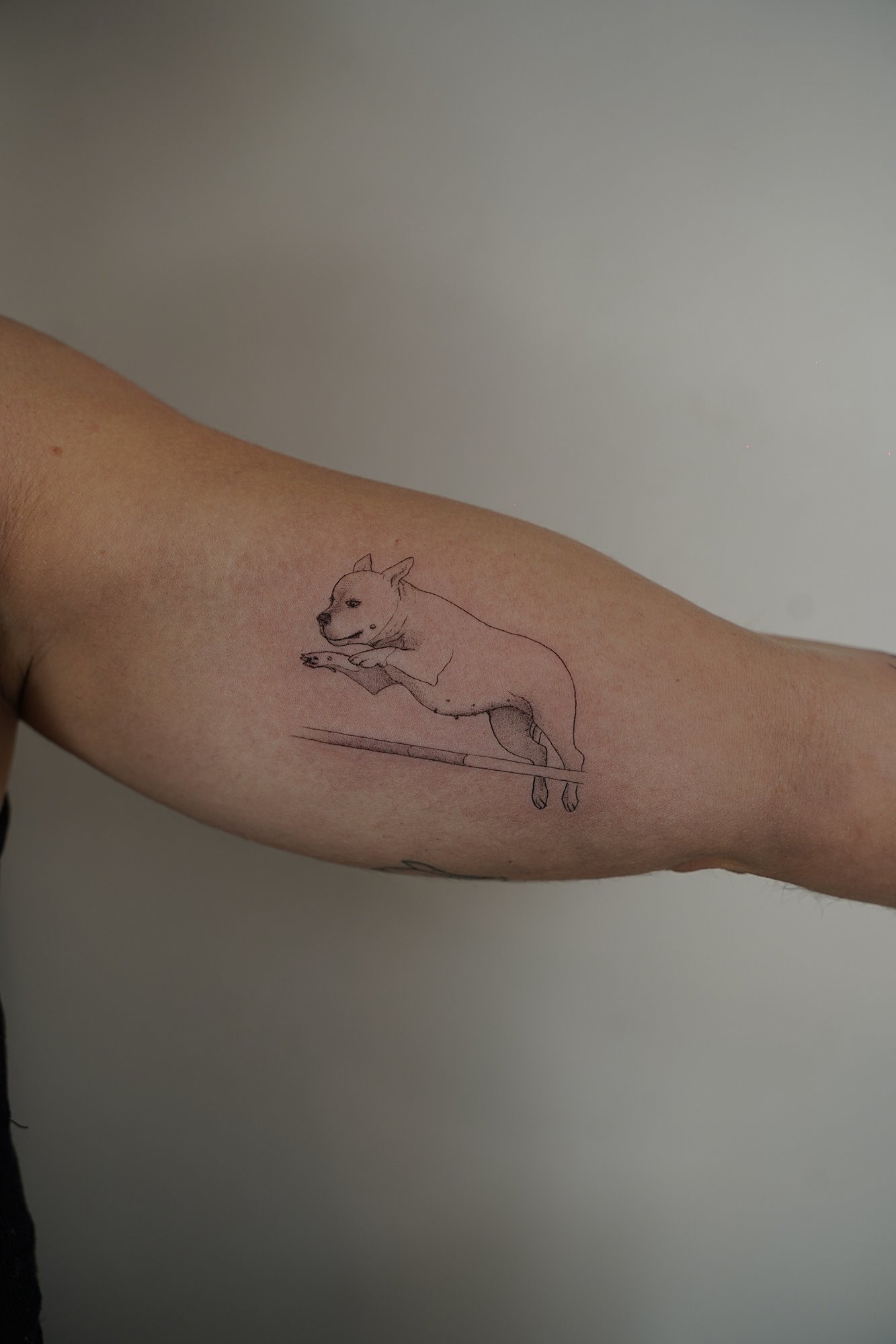 Tatuaje de flor lineal en costilla, línea fina
