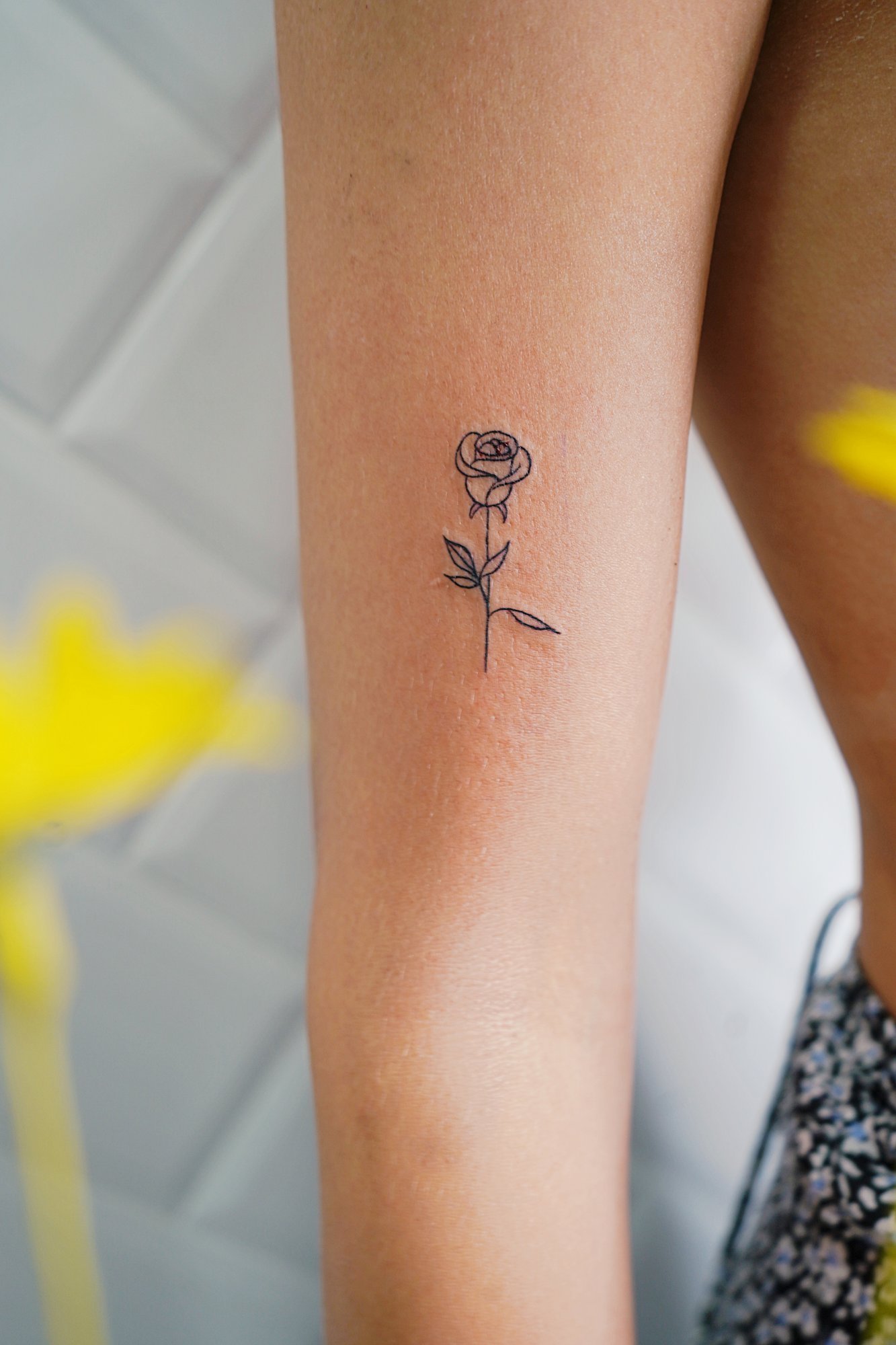 Tatuaje de flor lineal en costilla, línea fina