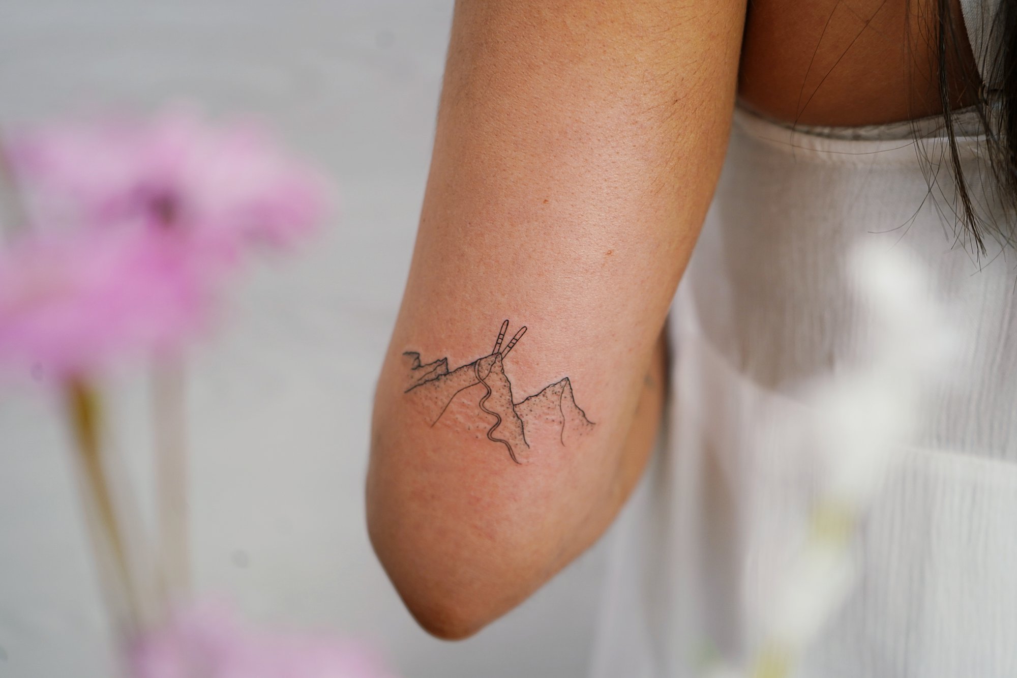 Tatuaje de flor lineal en zona desconocida, línea fina