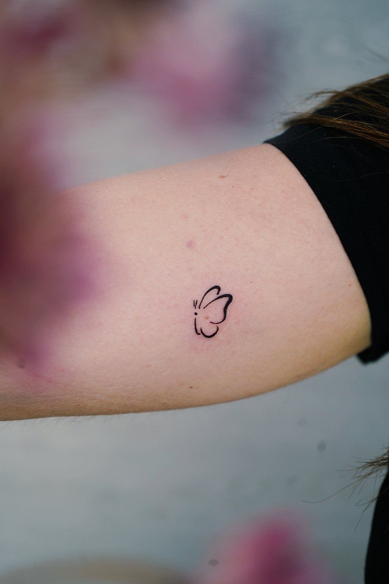 Tatuaje de flor lineal en zona desconocida, línea fina