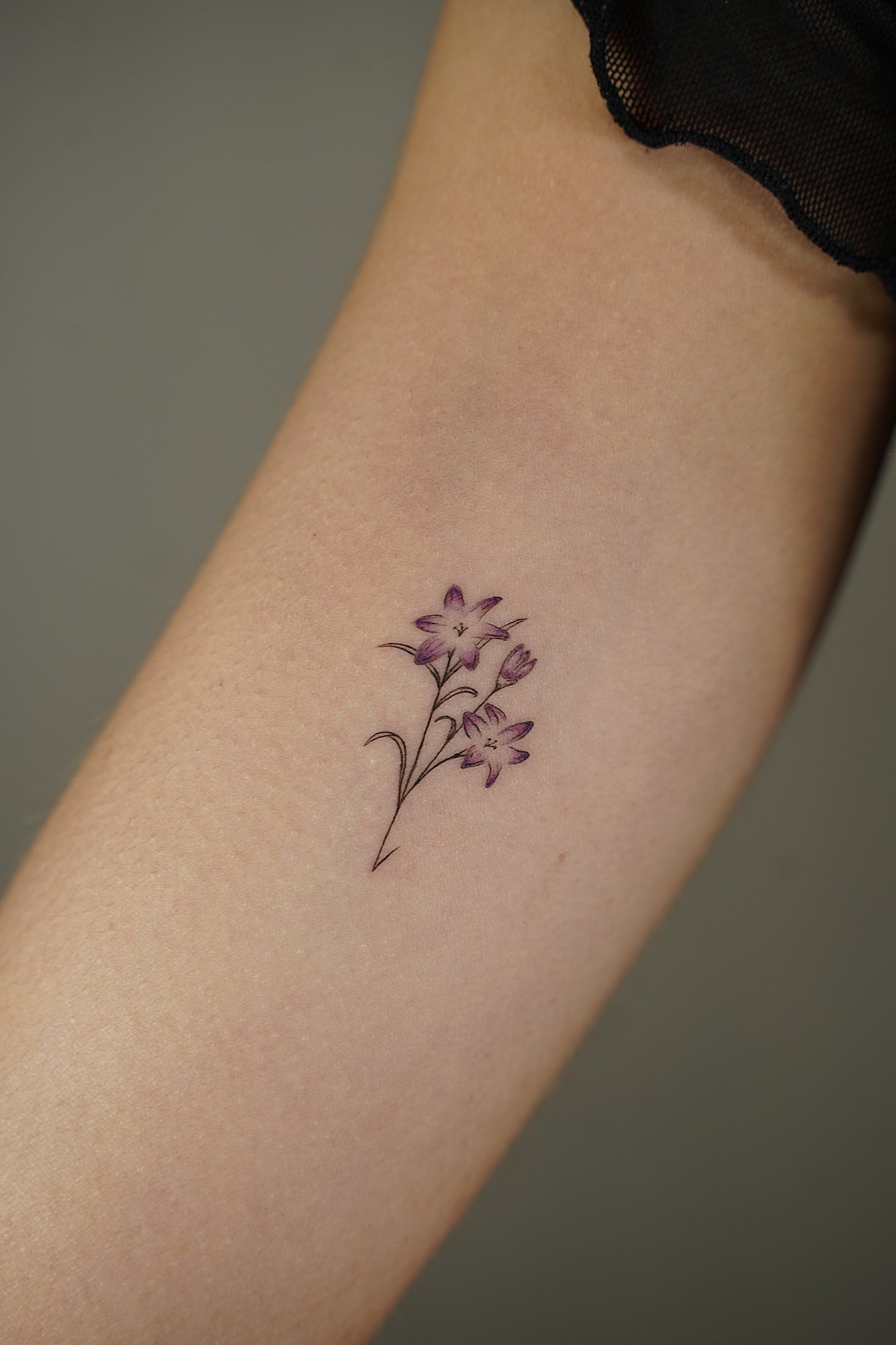 Tatuaje de flor simple en zona desconocida, línea fina