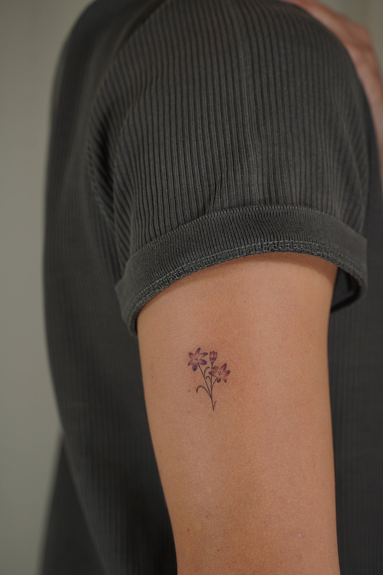 Tatuaje de flor simple en zona desconocida, línea fina