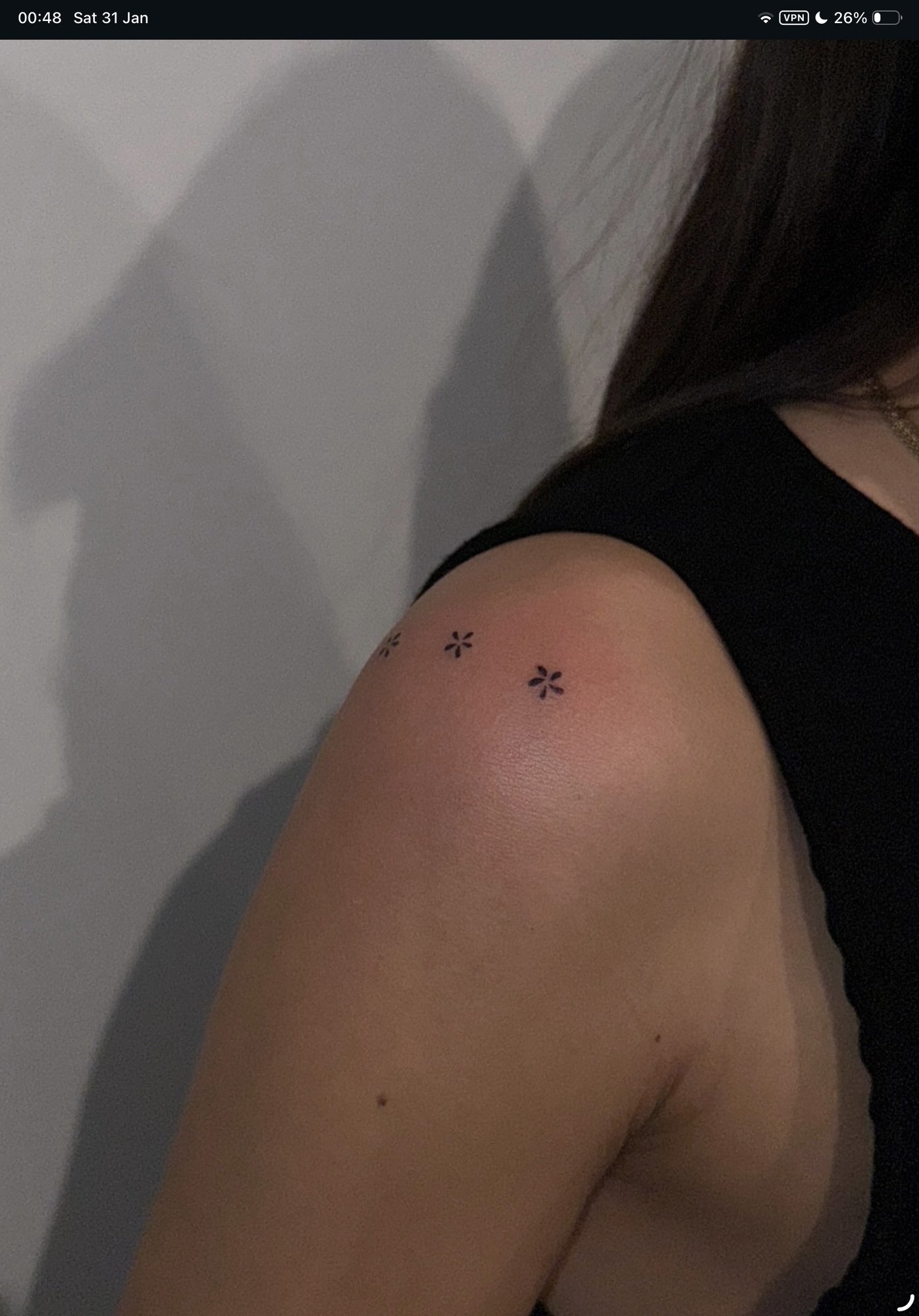 Tatuaje de flor simple en zona desconocida, línea fina