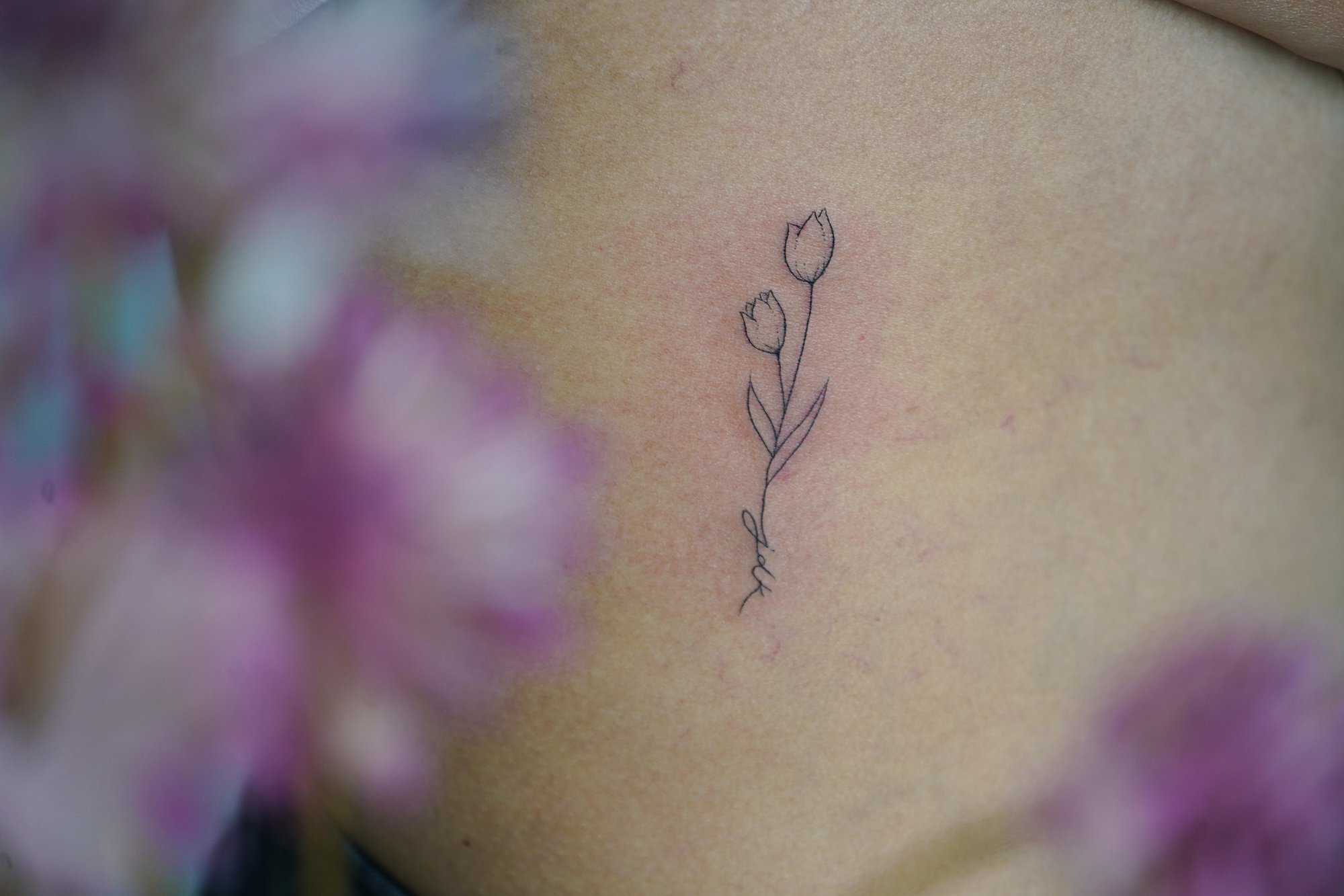 Tatuaje de flor simple en zona desconocida, línea fina