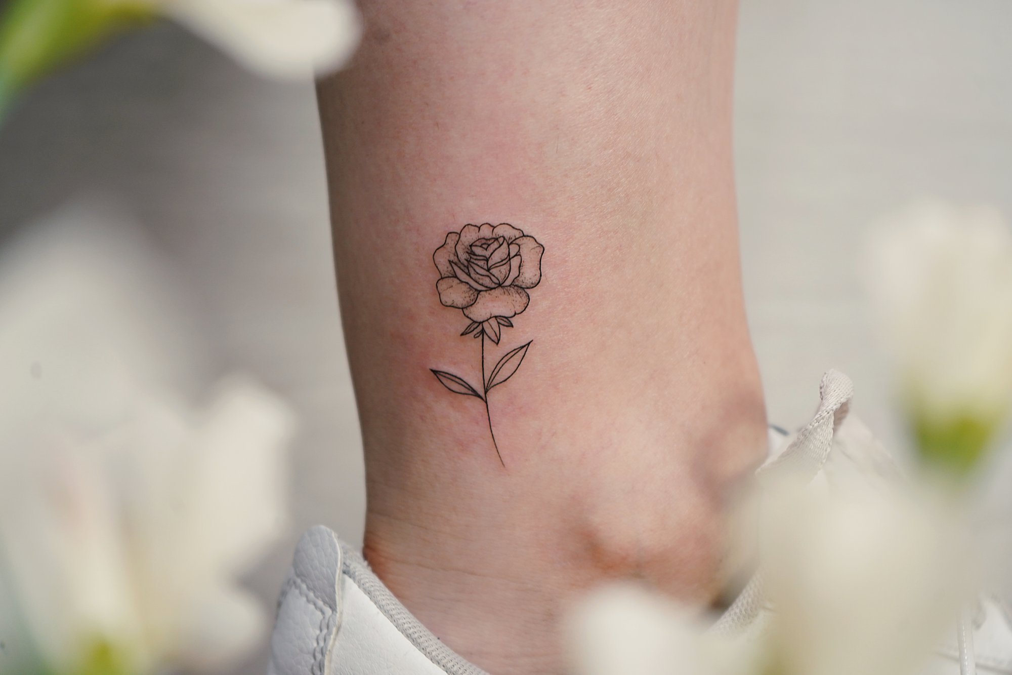 Tatuaje de flor simple en zona desconocida, línea fina