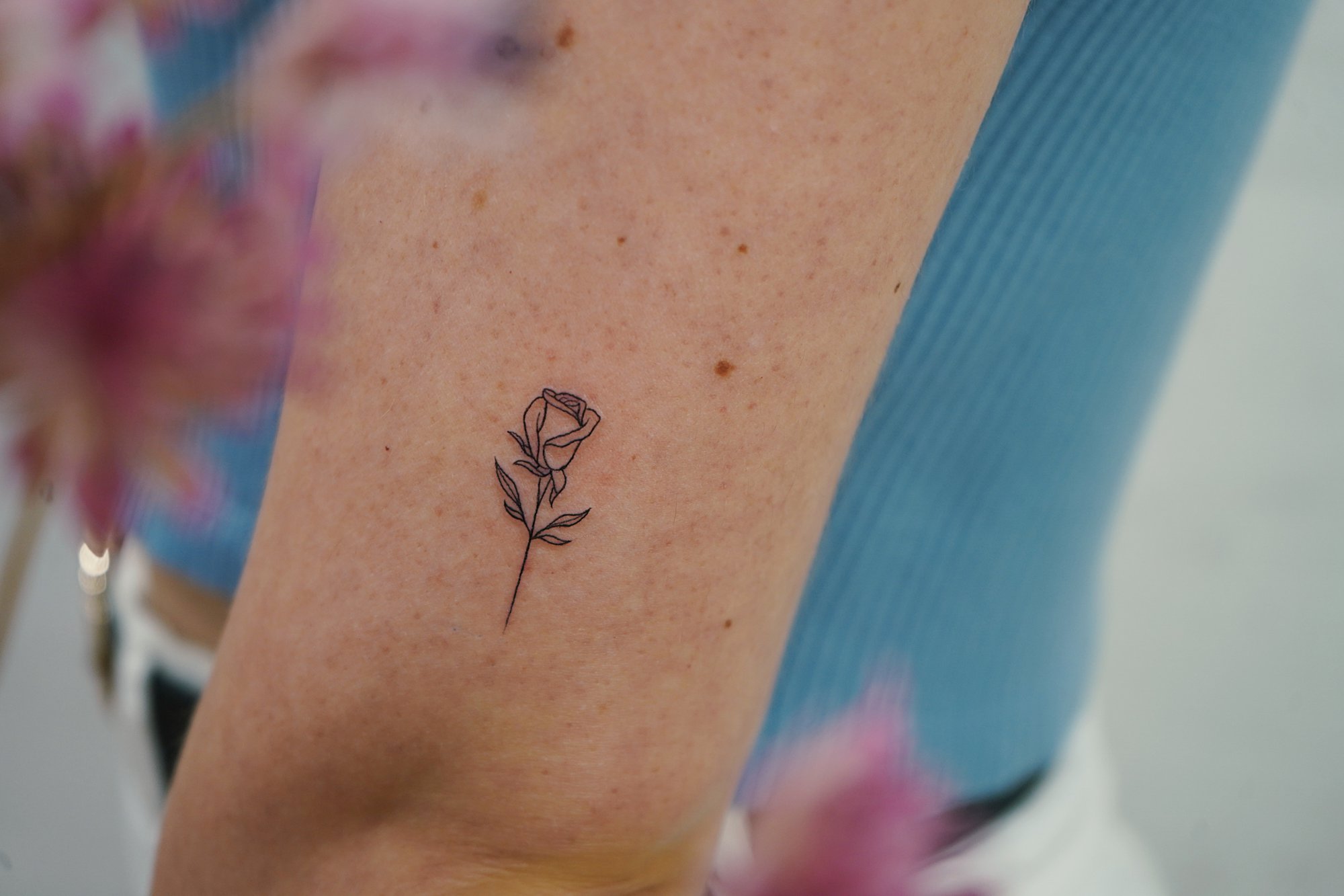 Tatuaje de flor simple en zona desconocida, línea fina