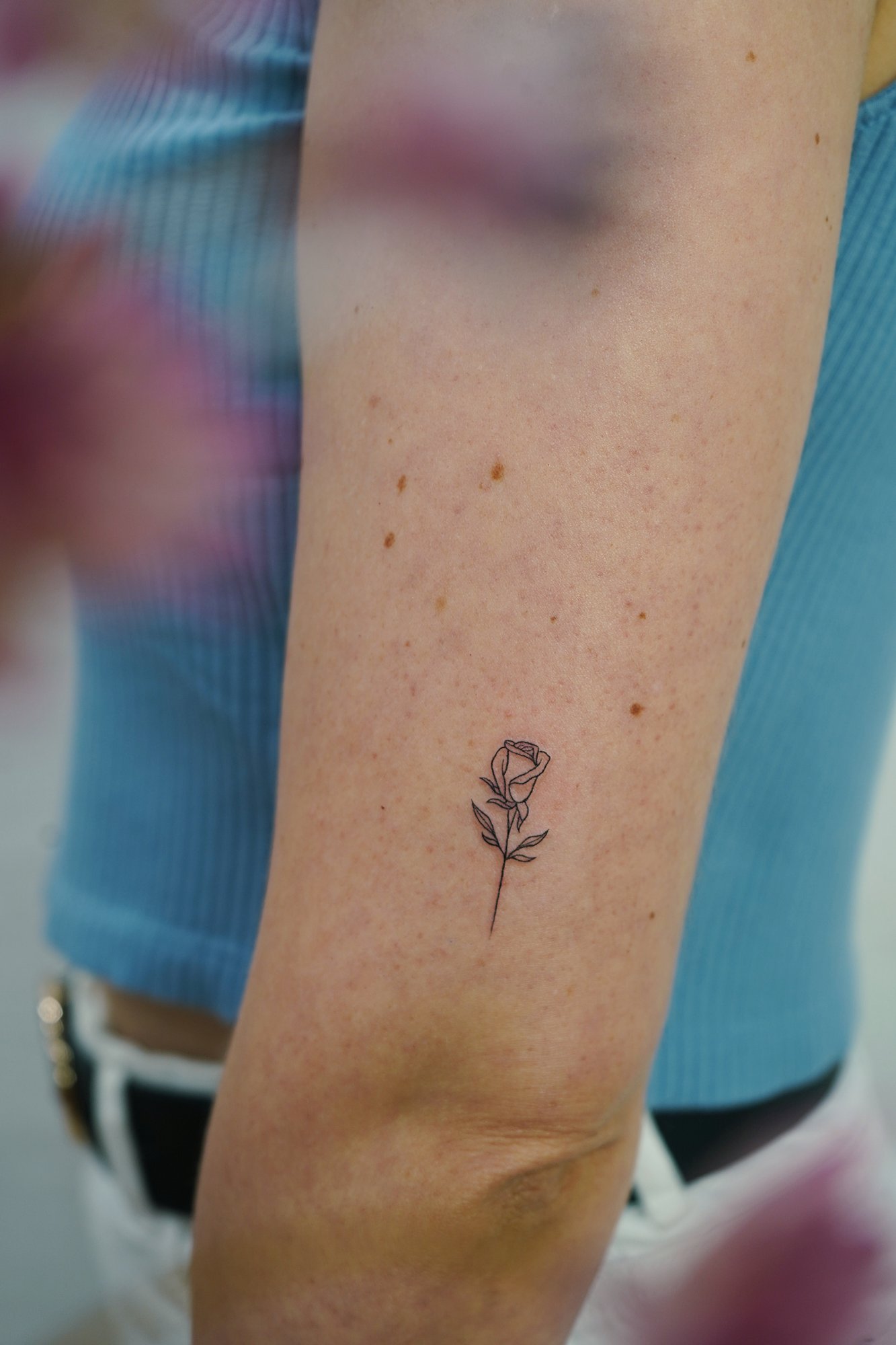 Tatuaje de flor simple en zona desconocida, línea fina