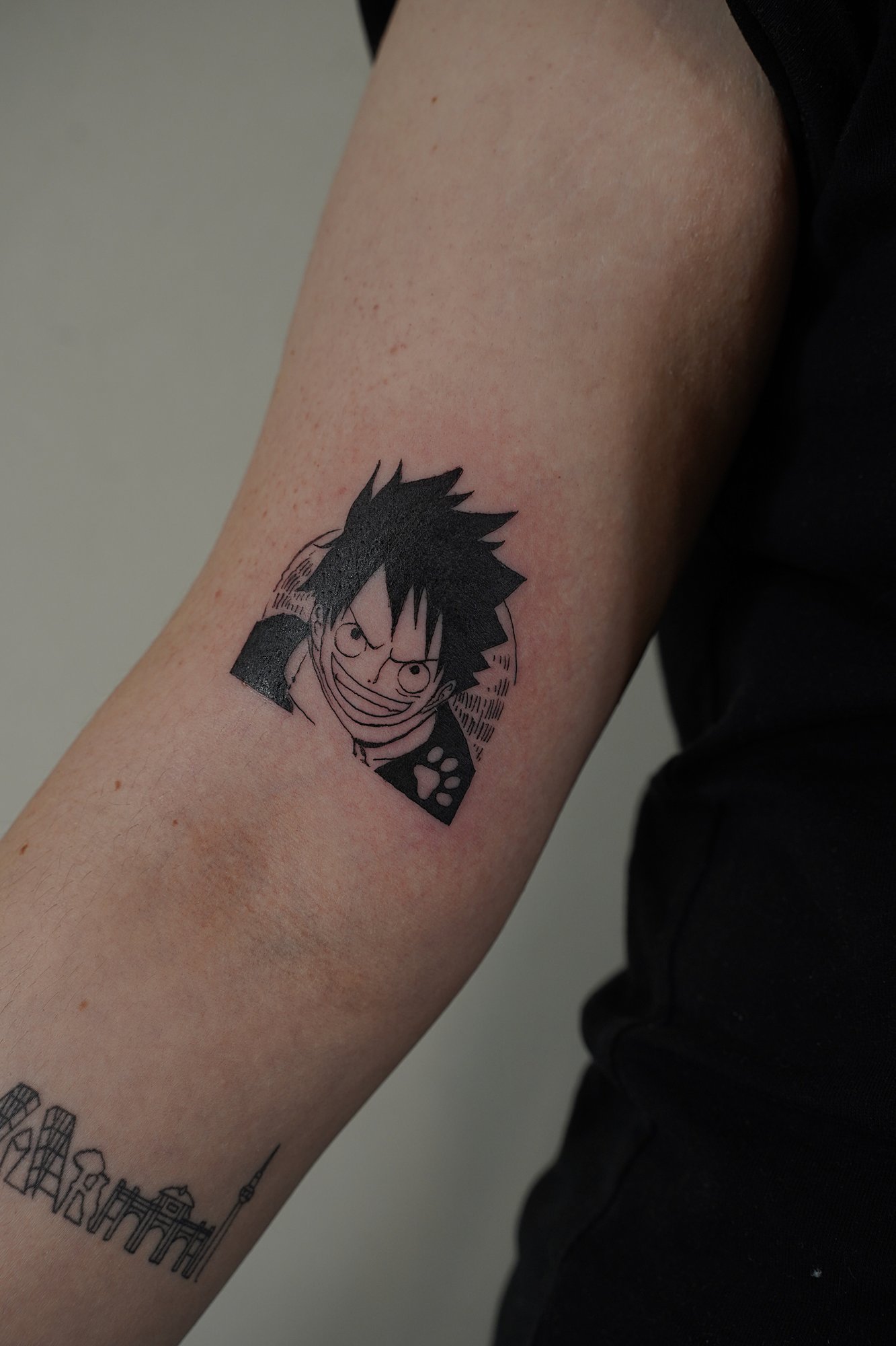 Tatuaje de flor simple en zona desconocida, línea fina