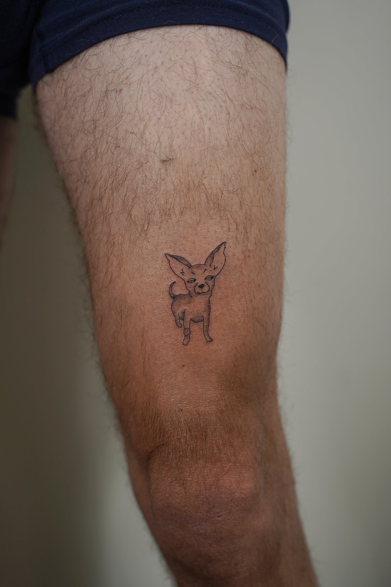 Tatuaje de flor simple en zona desconocida, línea fina