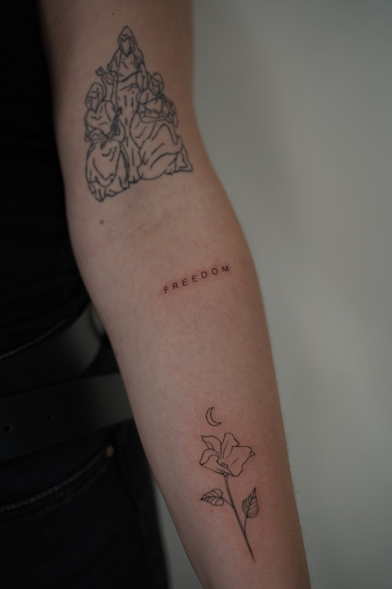 Tatuaje de flor simple en zona desconocida, línea fina