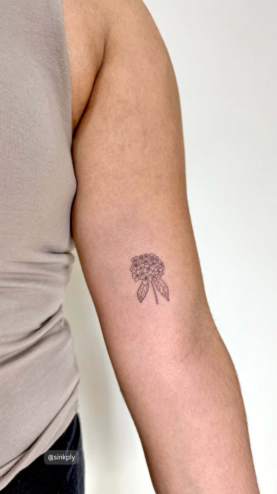 Tatuaje de flor simple en zona desconocida, línea fina