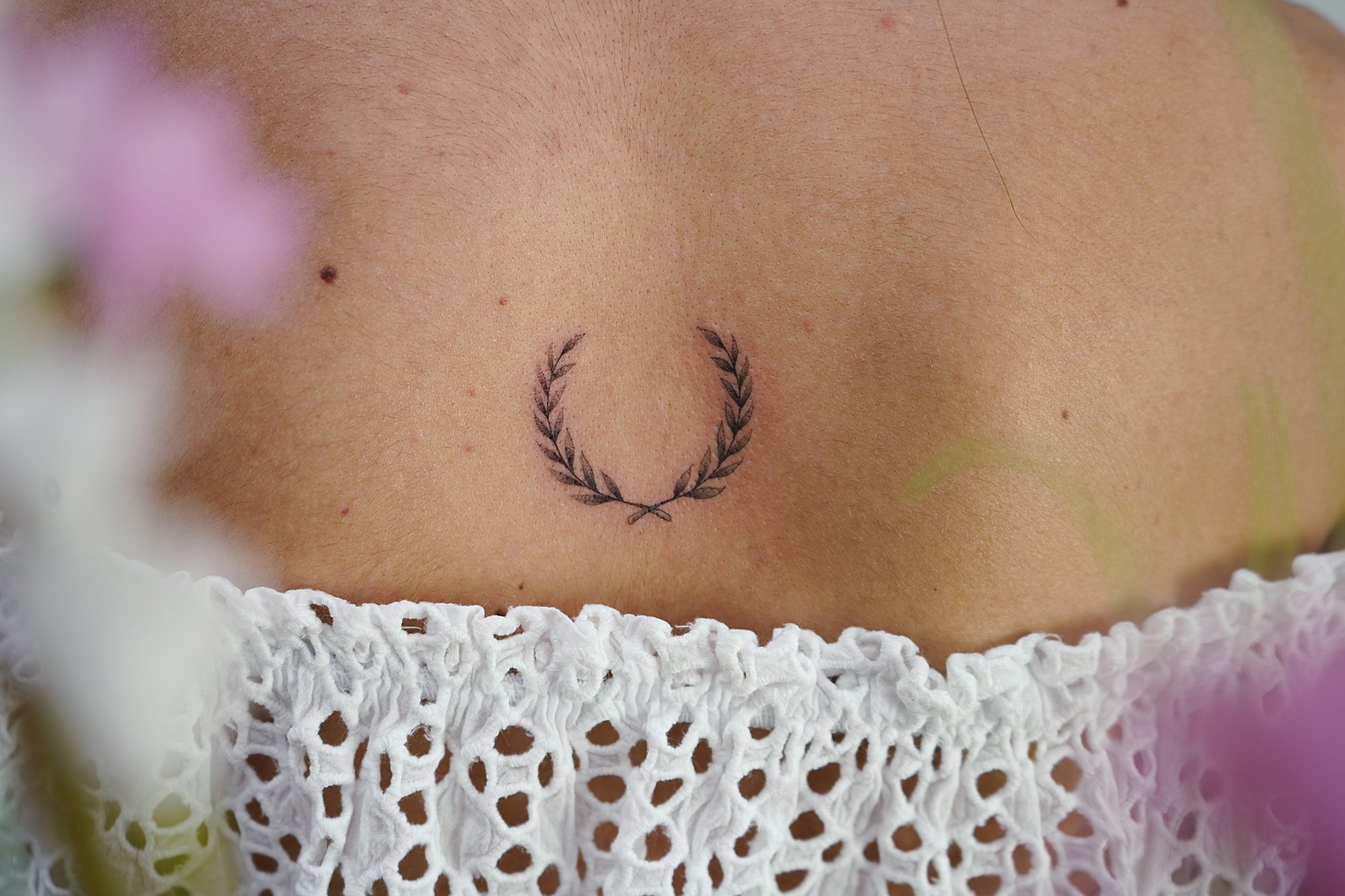 Tatuaje de flor sombras en zona desconocida, línea fina