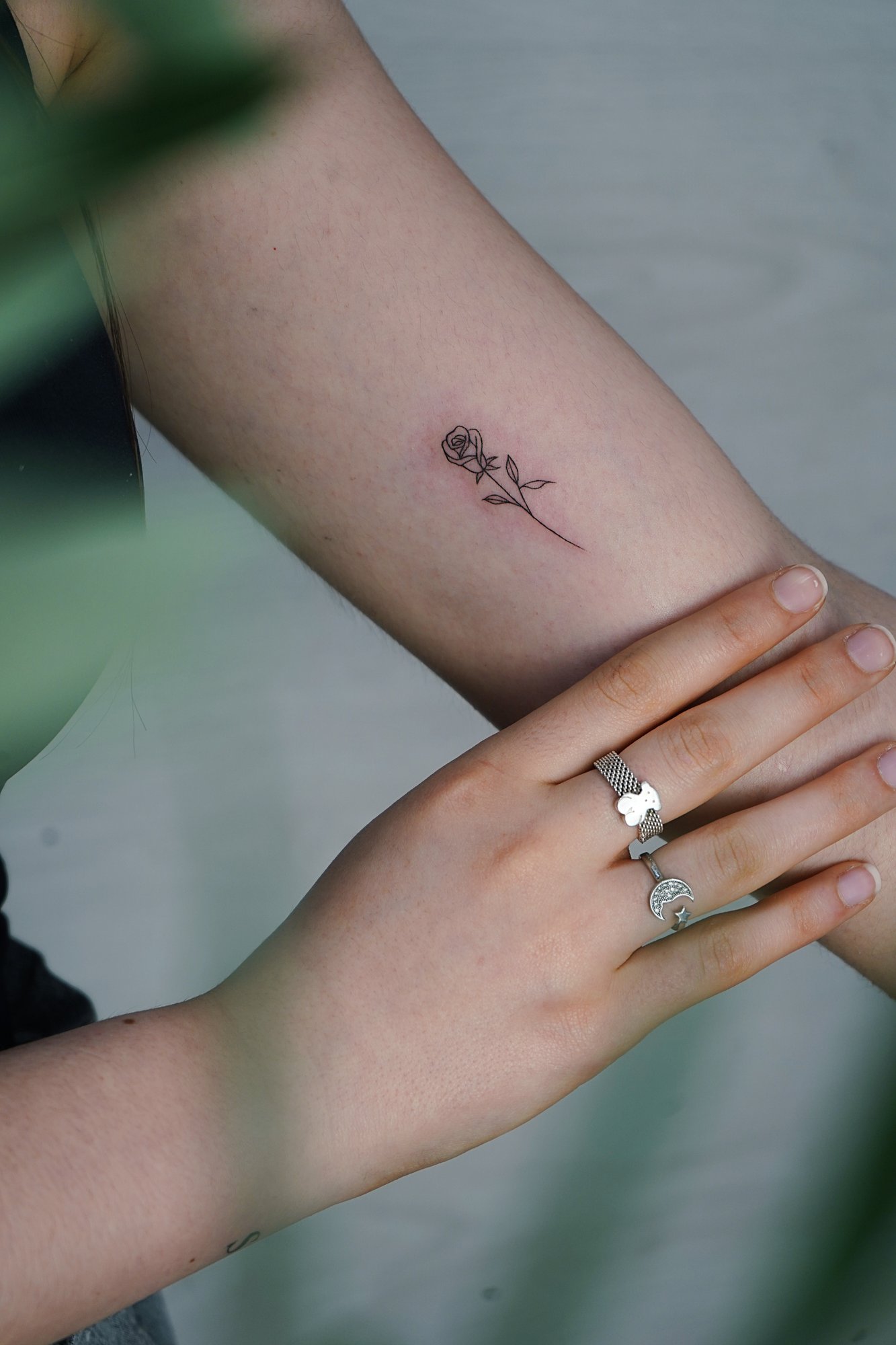 Tatuaje de flor en biceps, línea fina