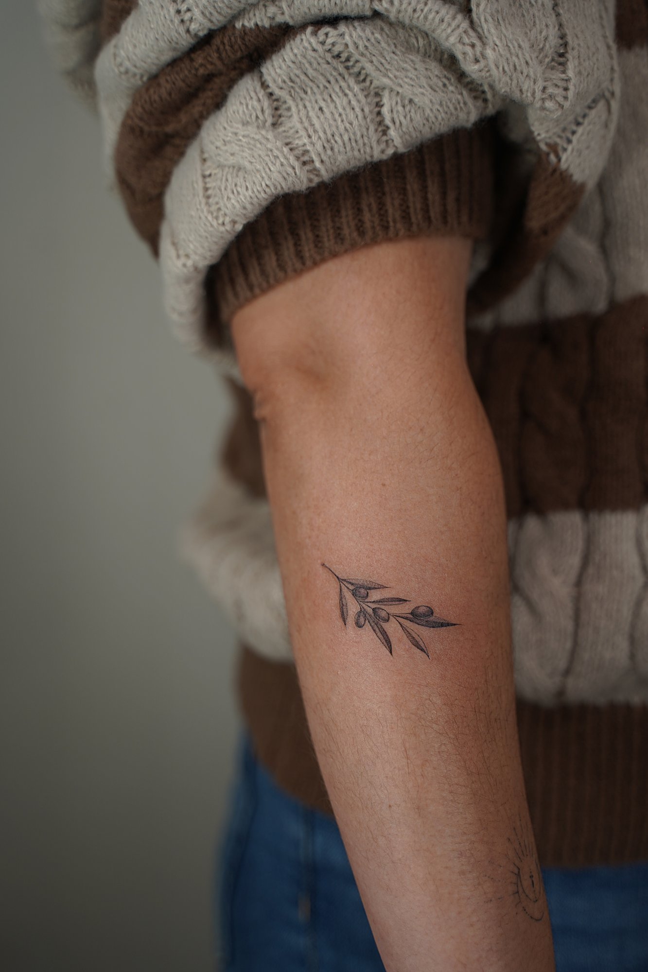 Tatuaje de flor en costilla, línea fina