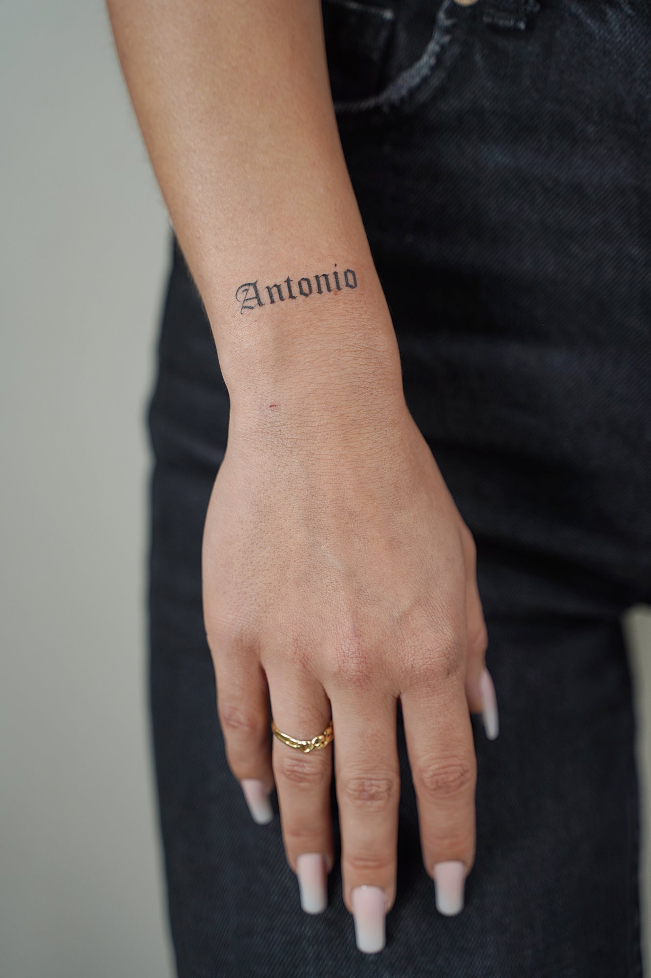 Tatuaje de flor en detras oreja, línea fina