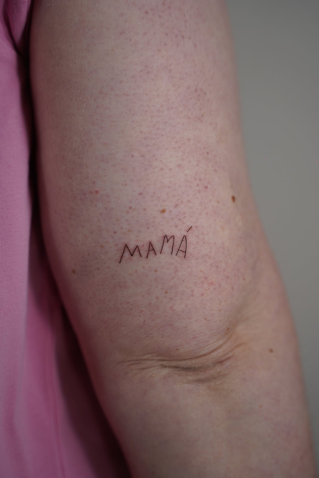 Tatuaje de flor en muneca, línea fina