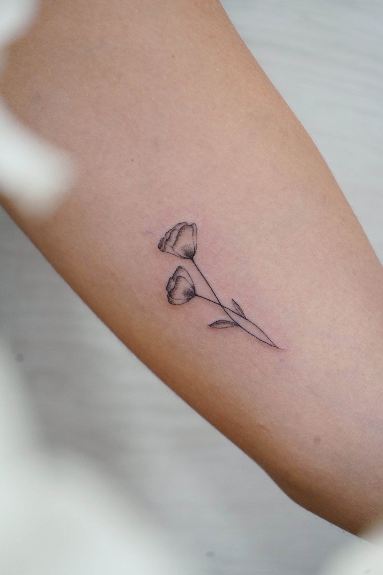 Tatuaje de flores dos en zona desconocida, línea fina