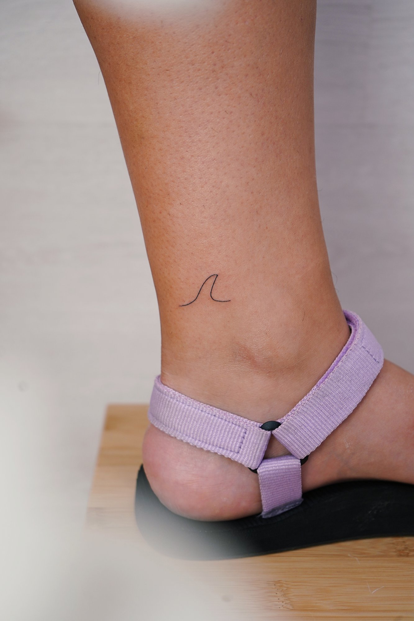 Tatuaje de flores dos en zona desconocida, línea fina