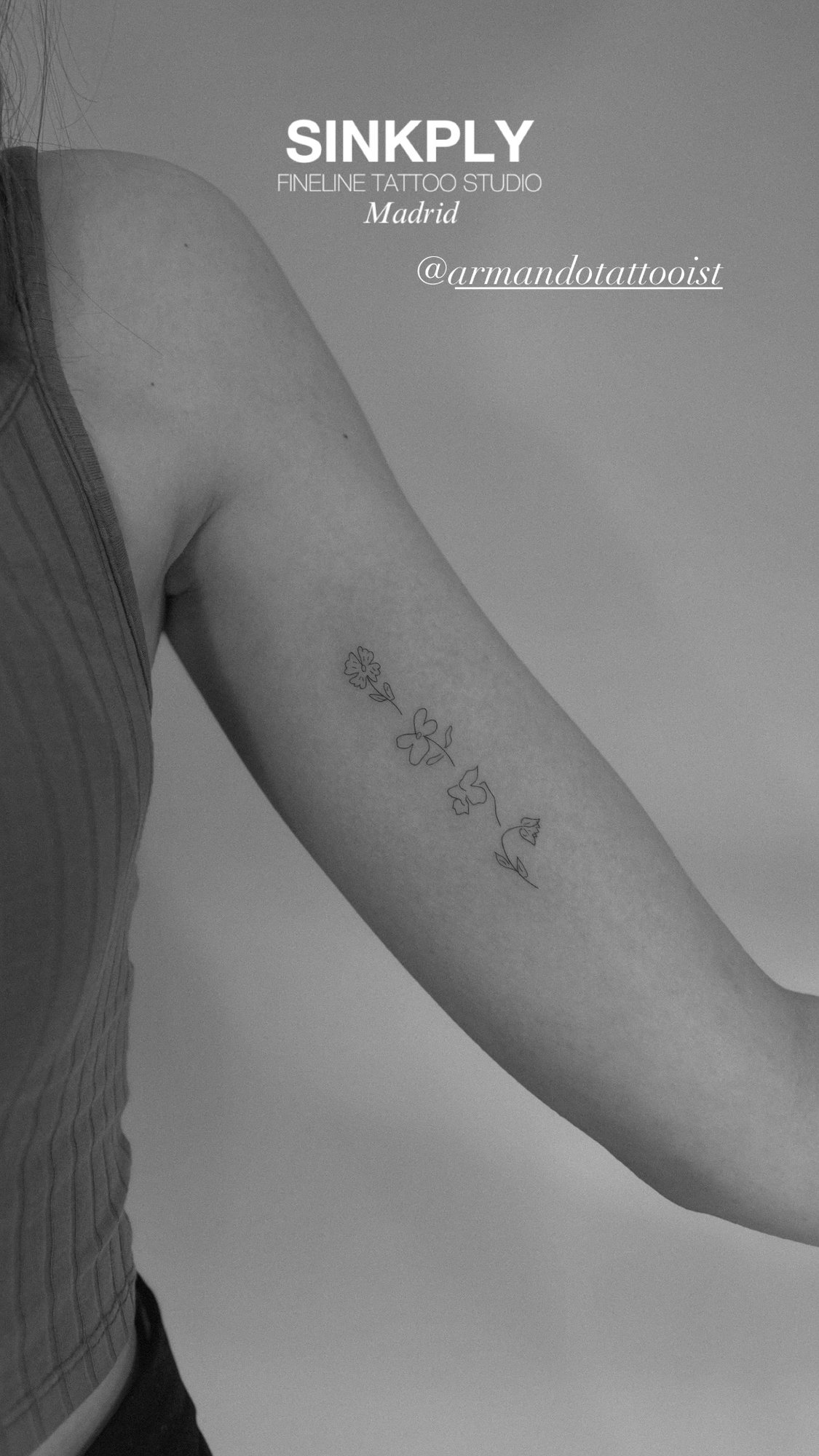 Tatuaje de flores fineline en linea en brazo, línea fina