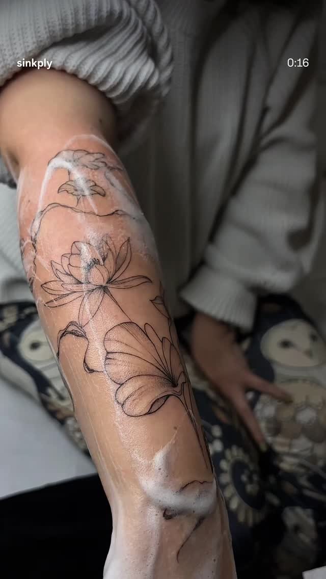 Tatuaje de flores lineas finas botanico en antebrazo, línea fina