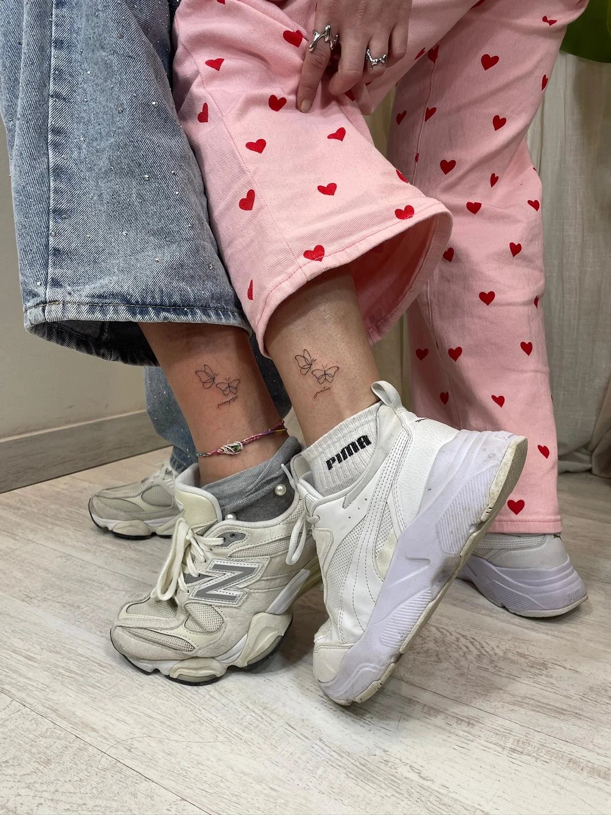 Tatuaje floral flores minimalistas tobillo tobillo