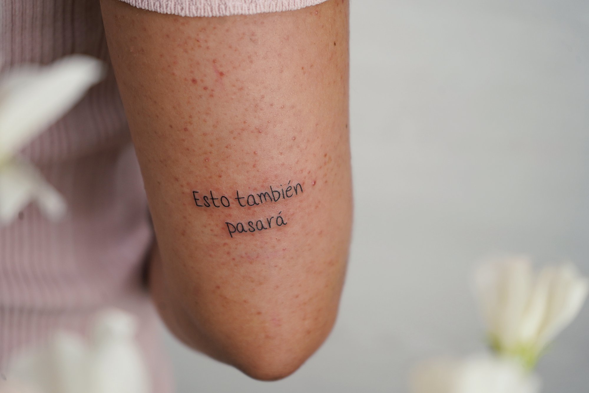Tatuaje de flores simple en zona desconocida, línea fina