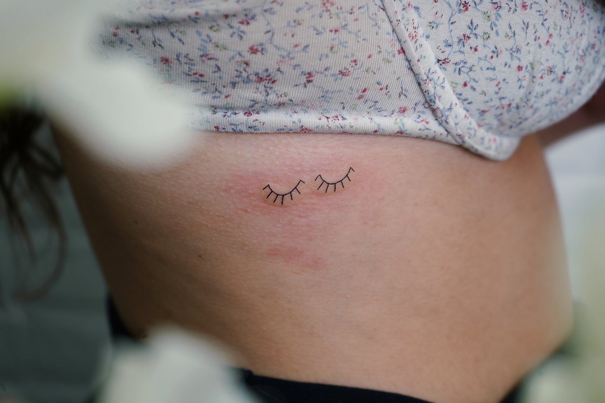Tatuaje de flores en cadera, línea fina